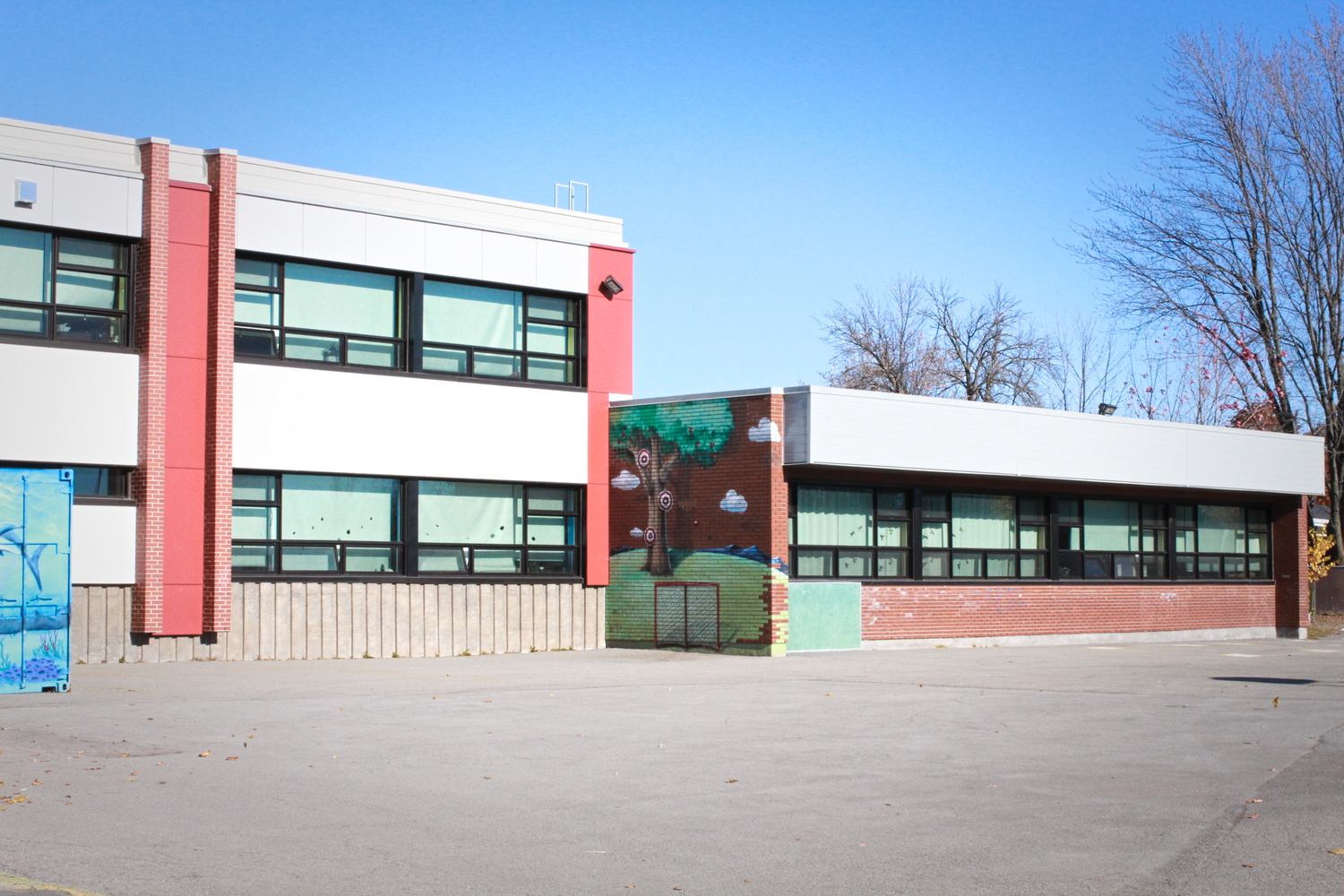 L’école primaire Pépin à Laval vue de la cour extérieure © Globe Reporters