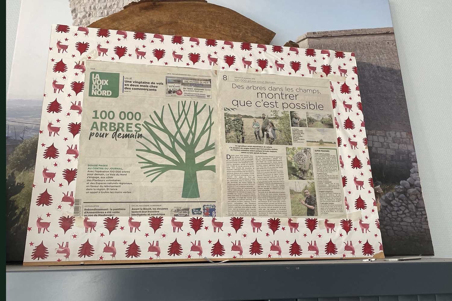 Dans le bureau des Planteurs volontaires, on peut apercevoir une affiche avec un article du journal La Voix du Nord sur l’opération « 100 000 arbres pour demain ». © Globe Reporters