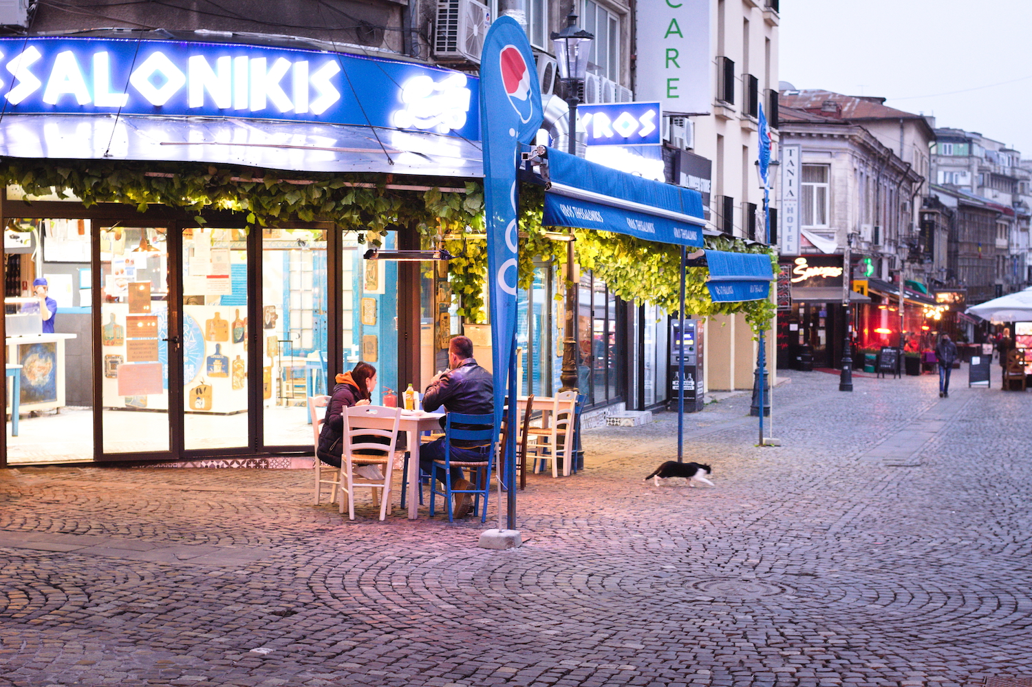 Des restaurants dans le vieux centre de Bucarest. Un bonne partie du gaspillage alimentaire provient des restaurants © Globe Reporters 