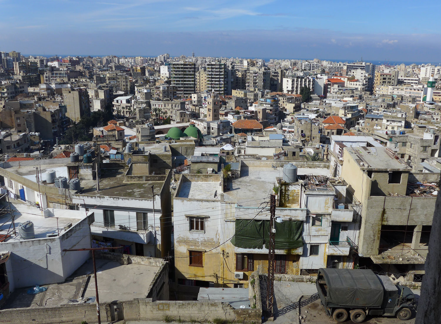 Nous voici au cœur de Tripoli. Depuis la citadelle, on surplombe les toits des souks au premier plan.