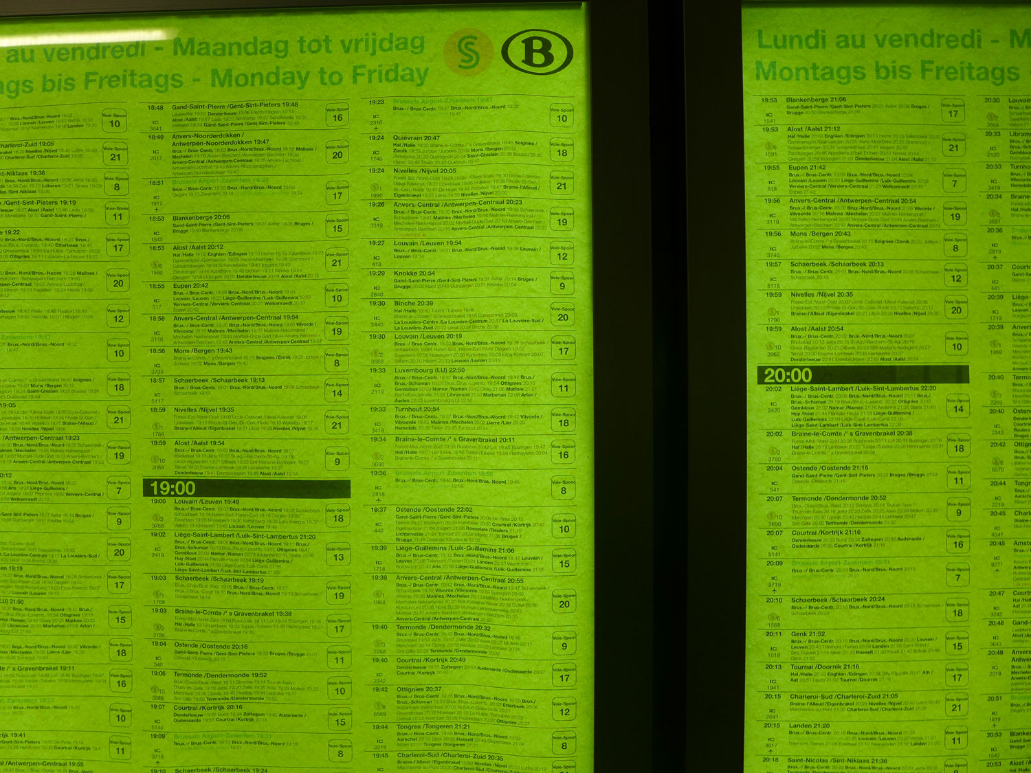 Les horaires de train, comme beaucoup d’informations en Belgique, sont en plusieurs langues : français, anglais, néerlandais et allemand © Globe Reporters