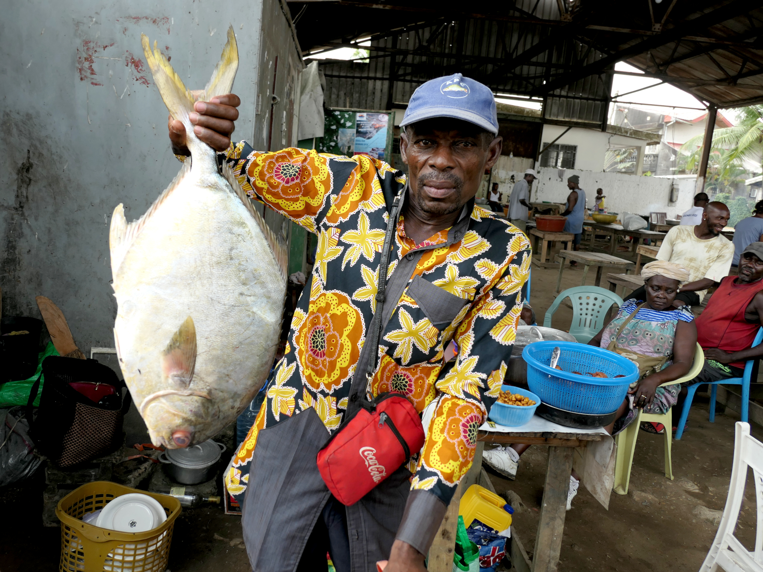 François tient une carangue qu’il a pêchée le jour même © Globe Reporters