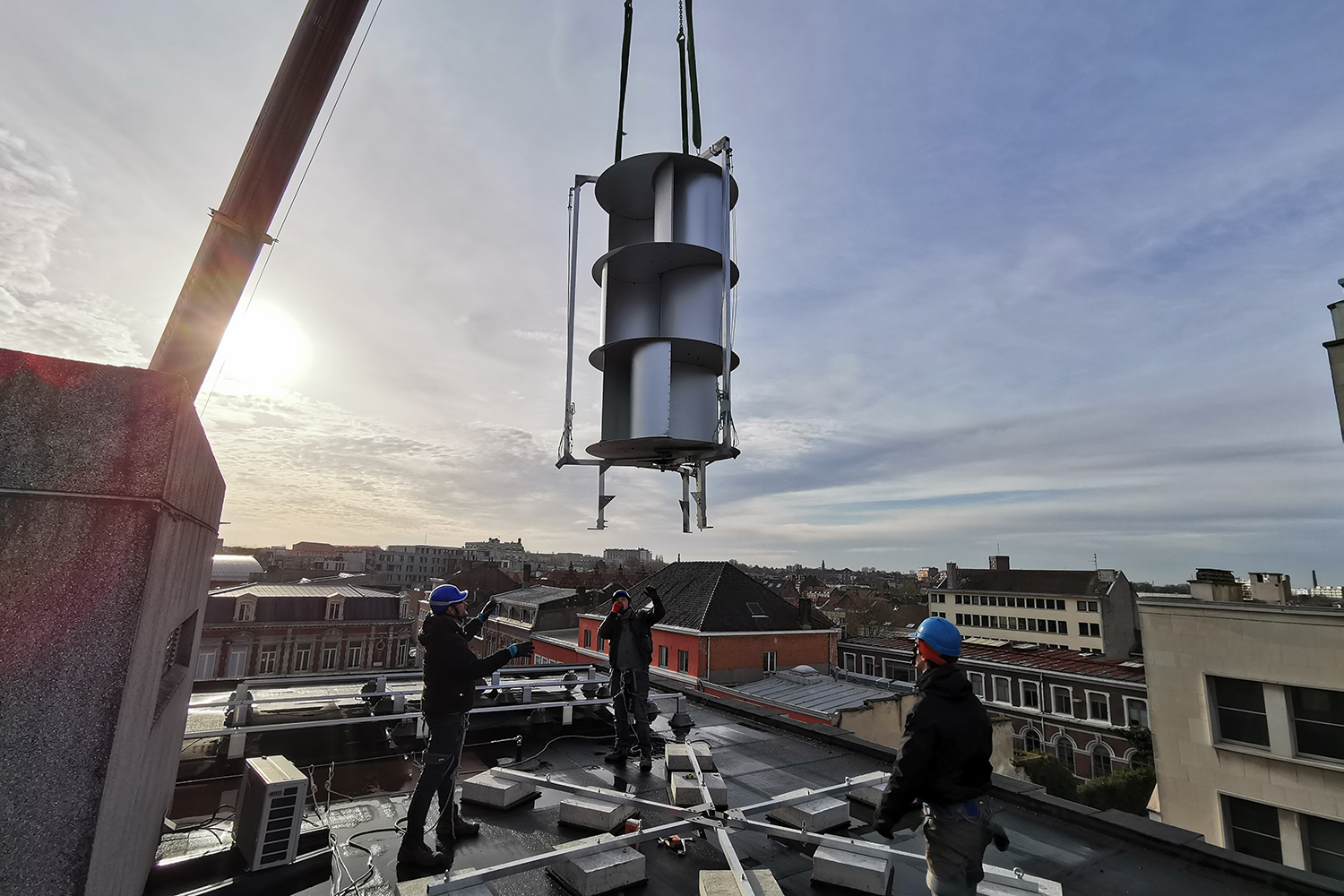 Le 10 décembre dernier, Unéole a installé une éolienne urbaine sur le toit de la médiathèque de Roubaix.