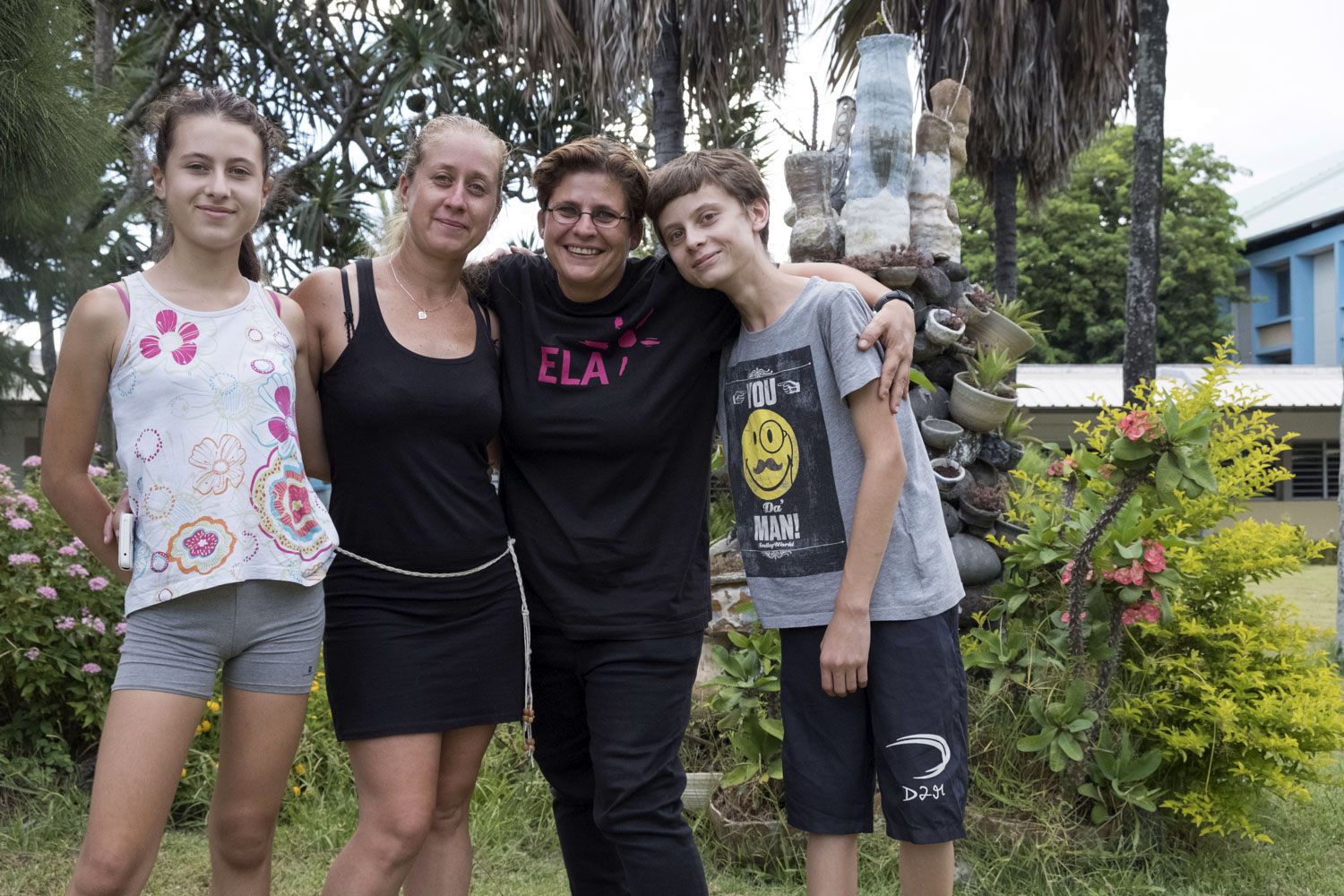 Nathalie, Maël, sa petite sœur et Sandrine HESSMAN posent dans les jardins du collège agricole de Saint-Joseph. Merci à eux pour leurs témoignages !