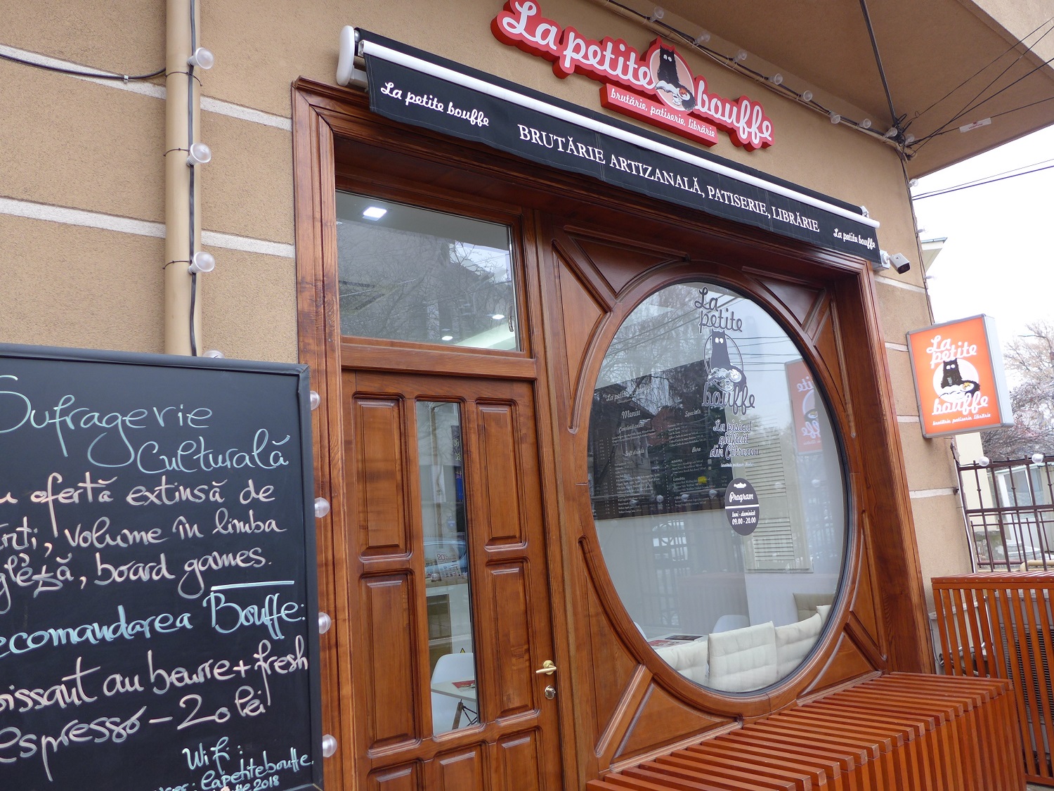 L’interview a eu lieu au café-librairie « La Petite bouffe », dans le quartier de Cotroceni. 