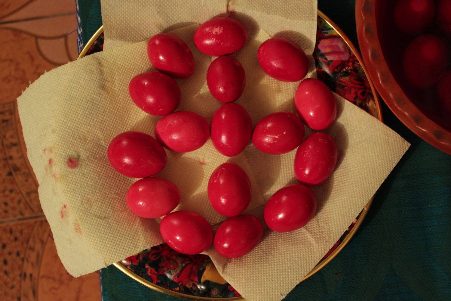 Des œufs peints de la région de Buzau. Ici, ils sont juste colorés en rouge (photo Anamaria Iuga)