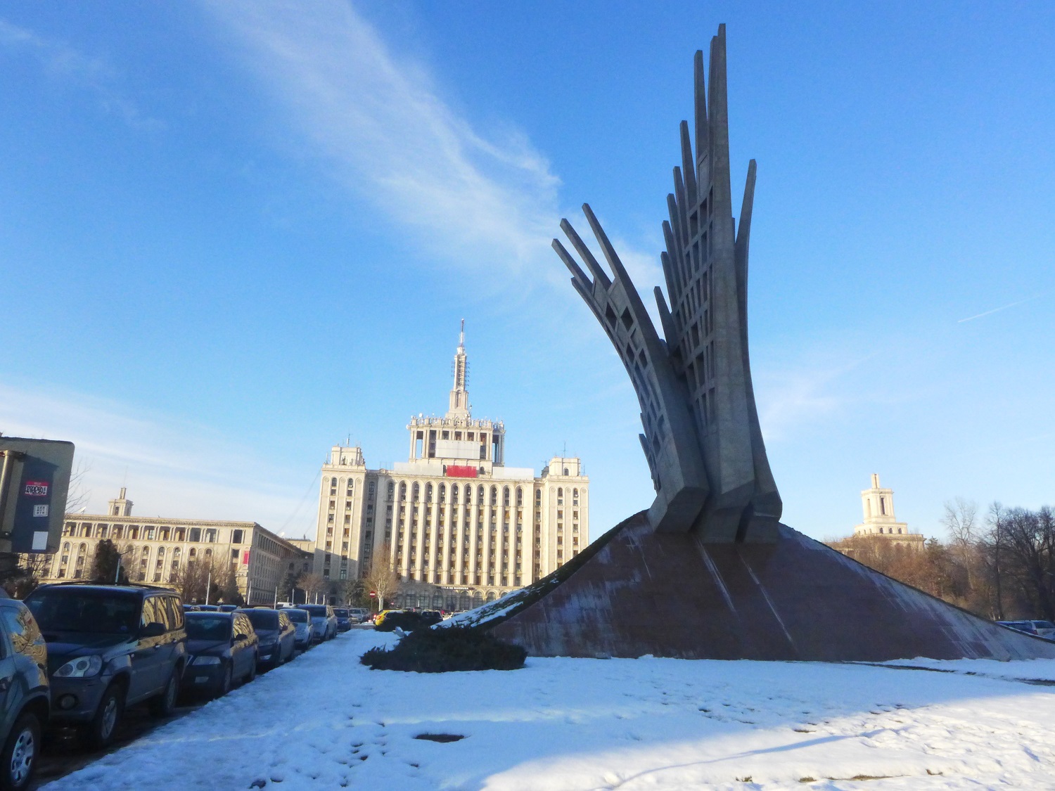 Un nouveau monument a été installé en 2016, devant la Maison de la presse libre, à l’emplacement de la statue de Lénine. Il s’appelle « Aripi », « les ailes ».