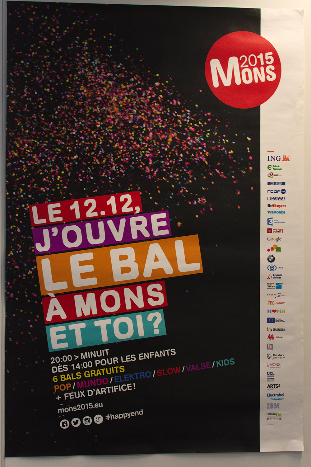 L’affiche de la soirée d’ouverture de Mons 2015 est affichée dans le bureau de Sylvain Pasqua