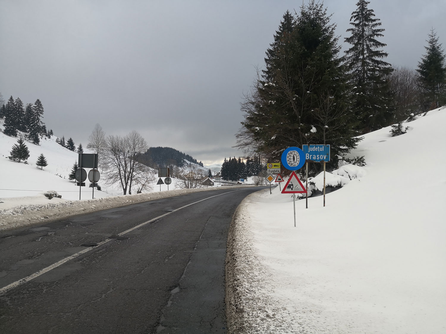 Panneau signalant l’entrée dans le département de Brașov au passage du col © Globe Reporters