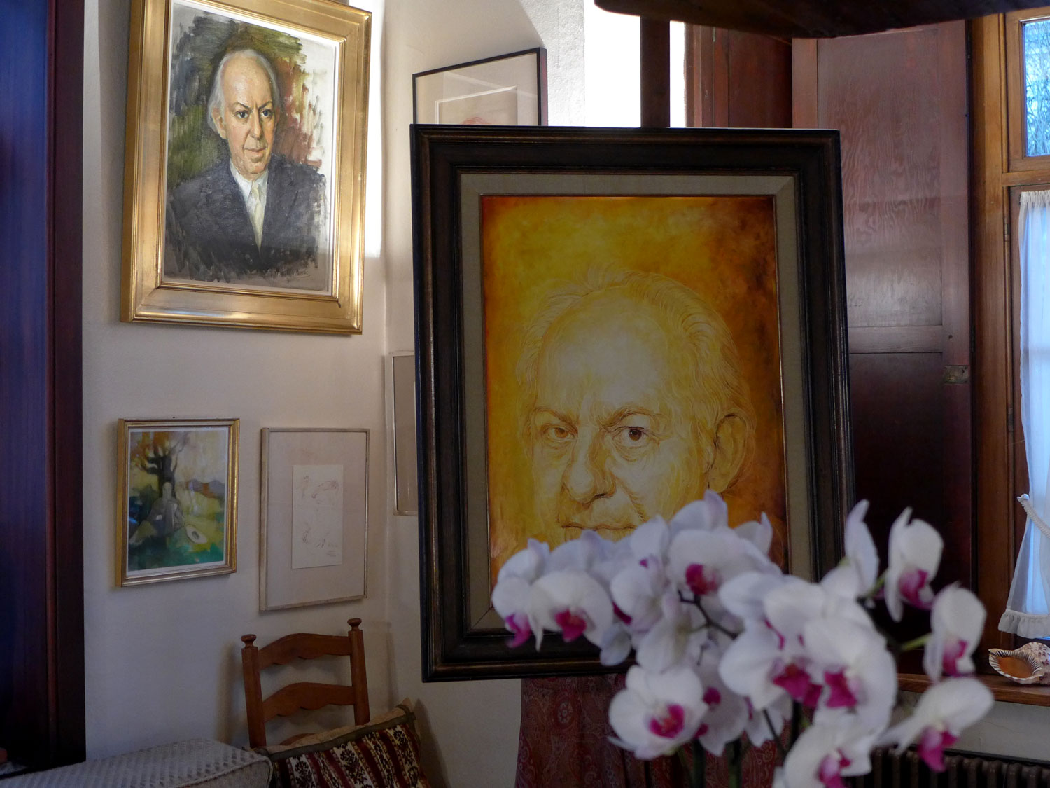 Dans le salon, il y a beaucoup de portraits réalisés par des amis peintres. Le portrait sur le chevalet a été réalisé par Felix De Boeck