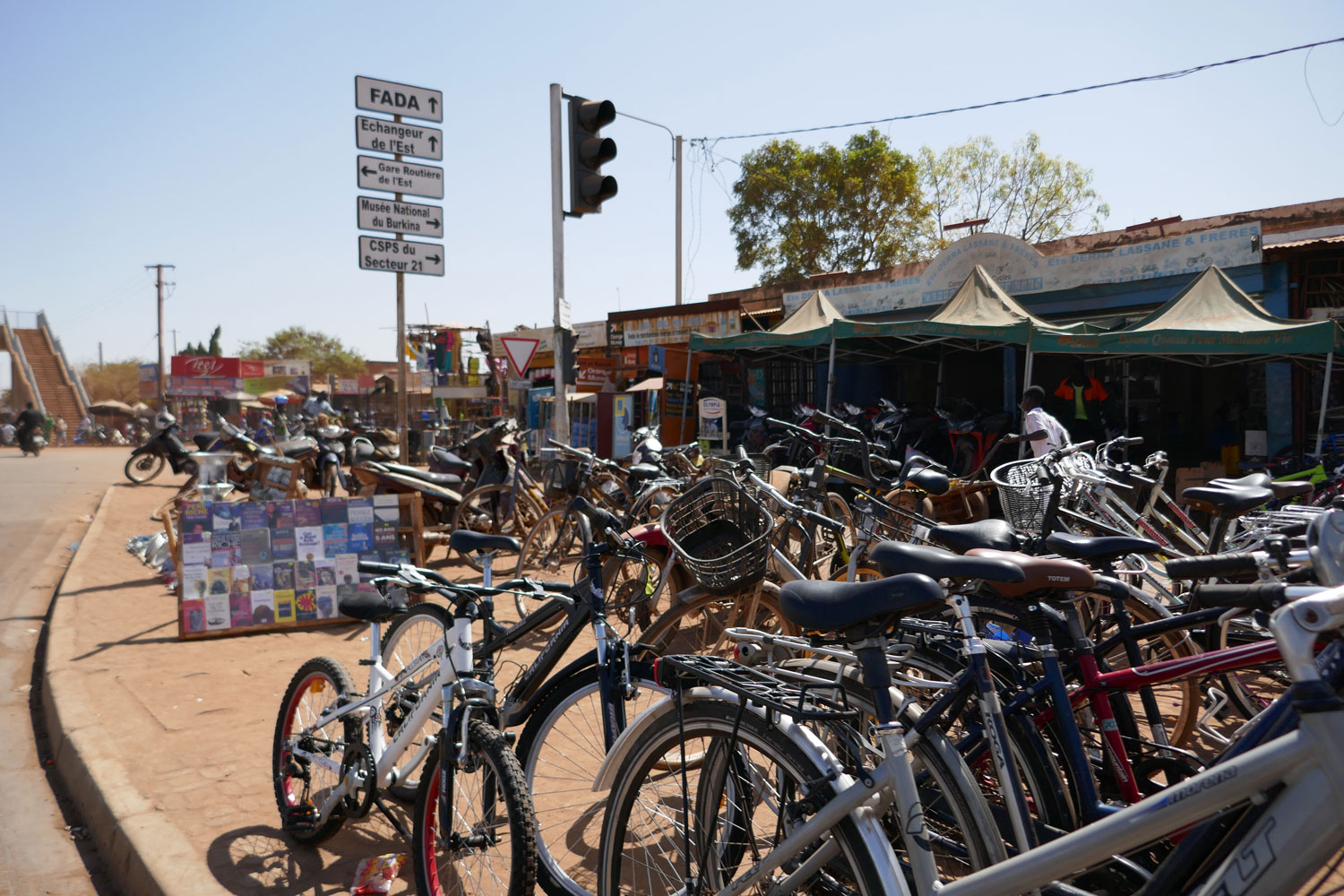 Un commerce de vélos dans la grande avenue Charles de Gaulle, l’autre moyen de transport des Ouagalais © Globe Reporters