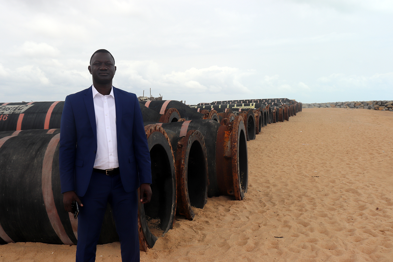 Alain TOUSSONON, dans quartier d’Akpakpa de Cotonou, nous montre l’érosion de côtes.
