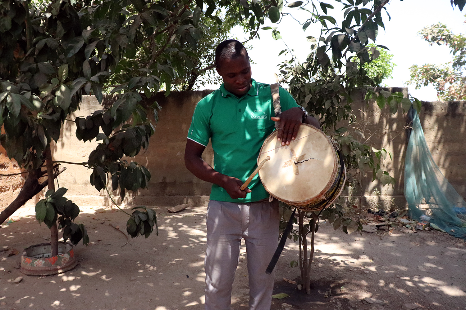Aimé Orou BIO BOUKO avec un des tambours utilisés pour la danse traditionnelle du peuple Bariba. 