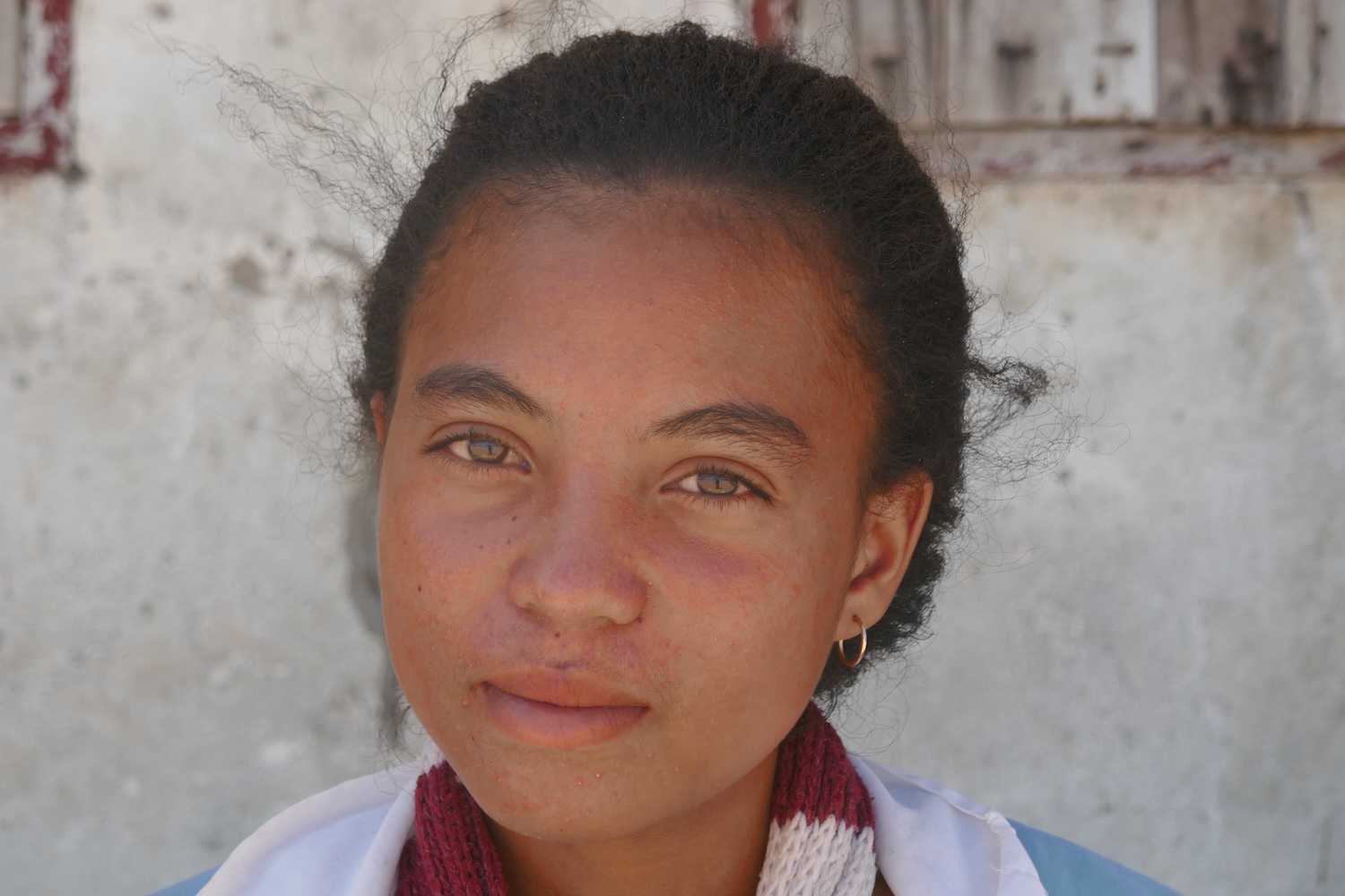 Tanissah FANJAMALALA habite à côté de la mer. Pour aller chercher l’eau potable à la fontaine sa famille doit traverser les dunes © Globe Reporters