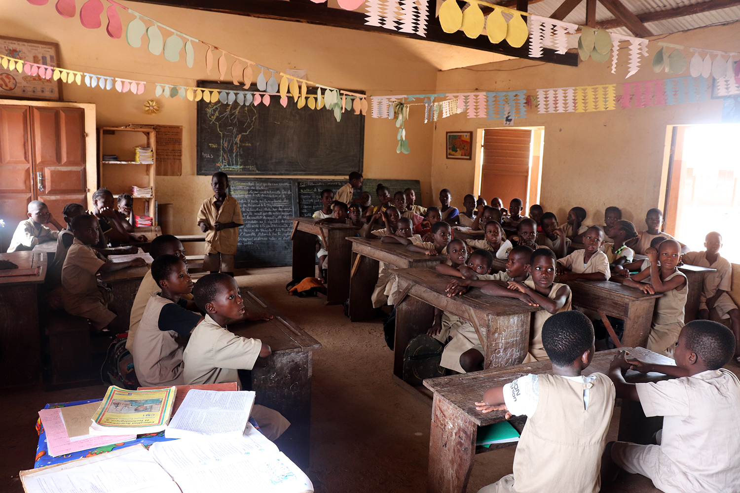 Pendant la visite, les élèves de Kandévié font un sketch de théâtre sur les droits des enfants. 