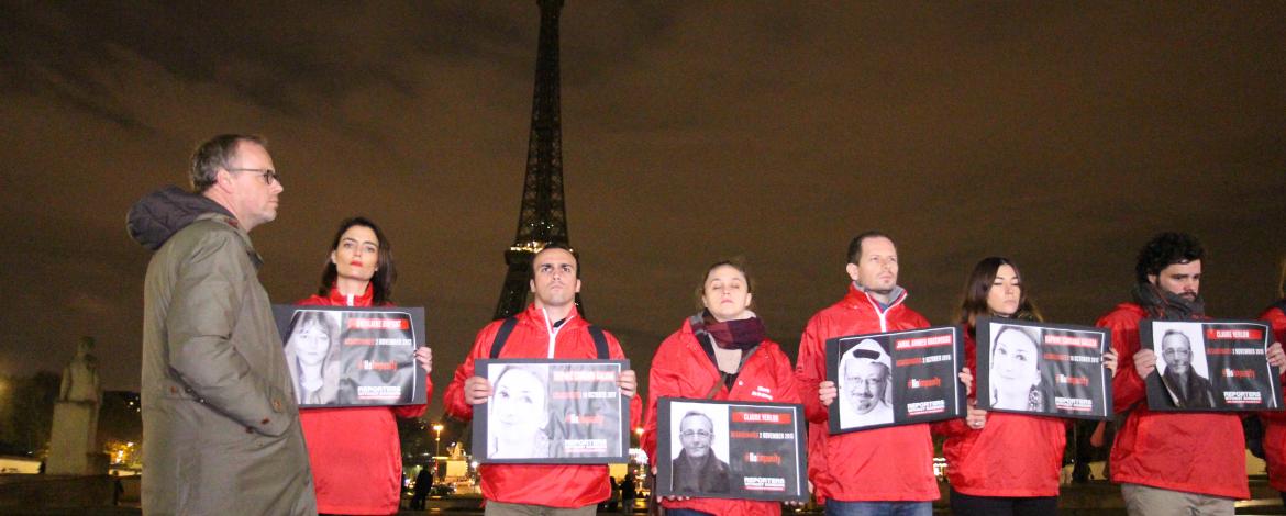 Le 1er novembre 2018, RSF a éteint la Tour Eiffel, avec le soutien de la Mairie de Paris, en hommage aux journalistes tués, à la veille de la Journée internationale de la fin de l’impunité pour les crimes commis contre les journalistes. Je suis à gauche sur la photo, tenant la photo de la journaliste de Radio France Internationale Ghislaine DUPONT, assassinée avec son collègue technicien de reportage Claude VERLON il y a 5 ans au Mali. La lumière n’a toujours pas été faite sur les circonstances précises de leur assassinat et sur le mobile de leur enlèvement. Crédit : DR.