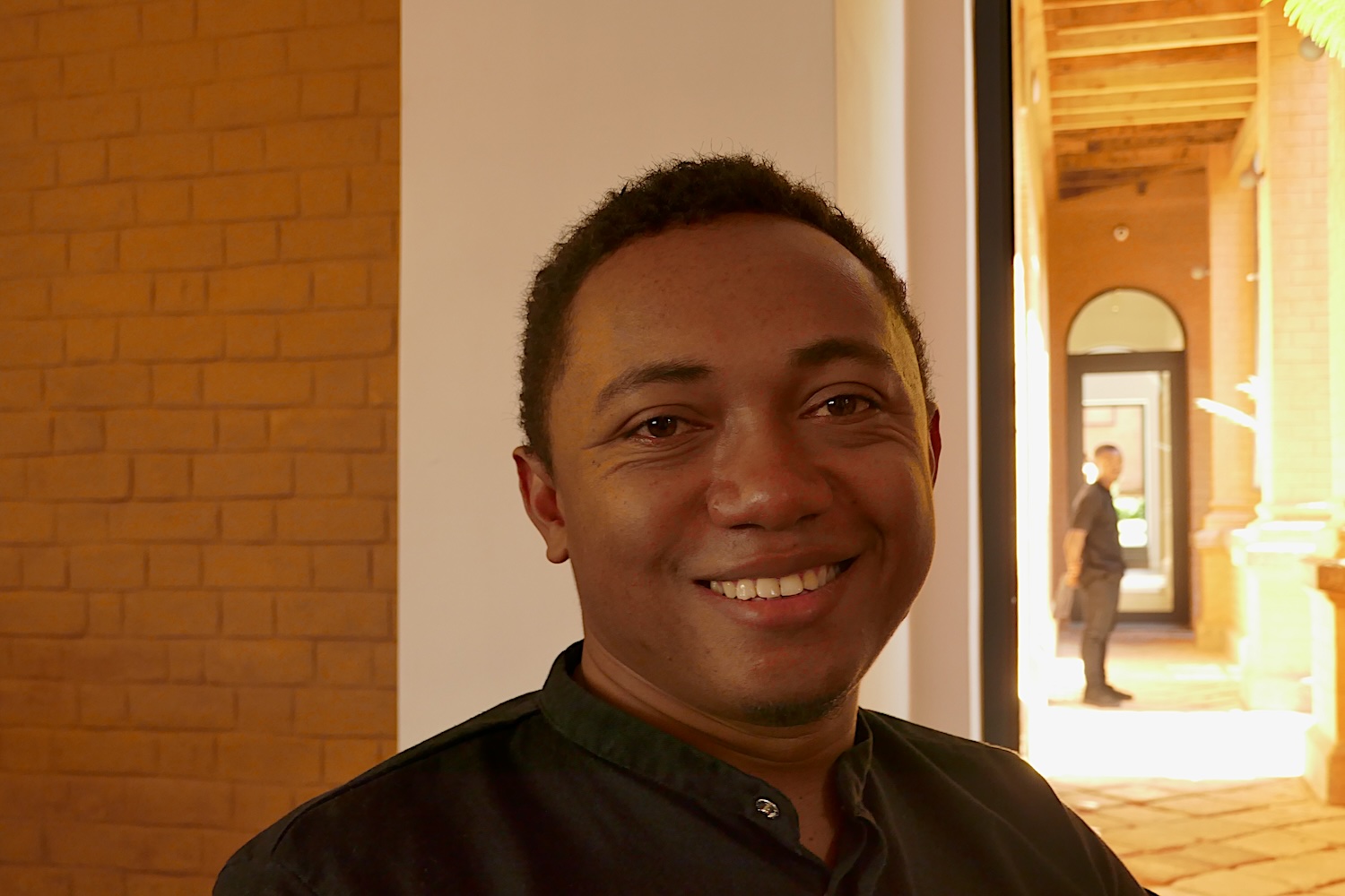 Le chef Nasaina Fanendry RAMAHAFENOSOA gère 3 restaurants. Il aime cuisiner les plats traditionnels malgaches « revisités » © Globe Reporters