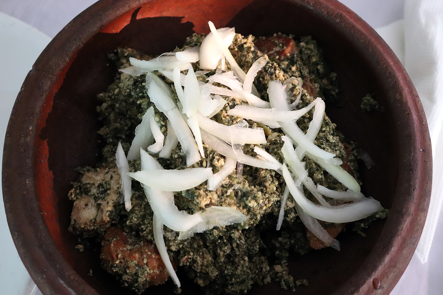 Ce plat, le gibé kouint, est composé par d’un poisson cuisiné dans une sauce à base d’épinards, d’oignons et d’arachides. 