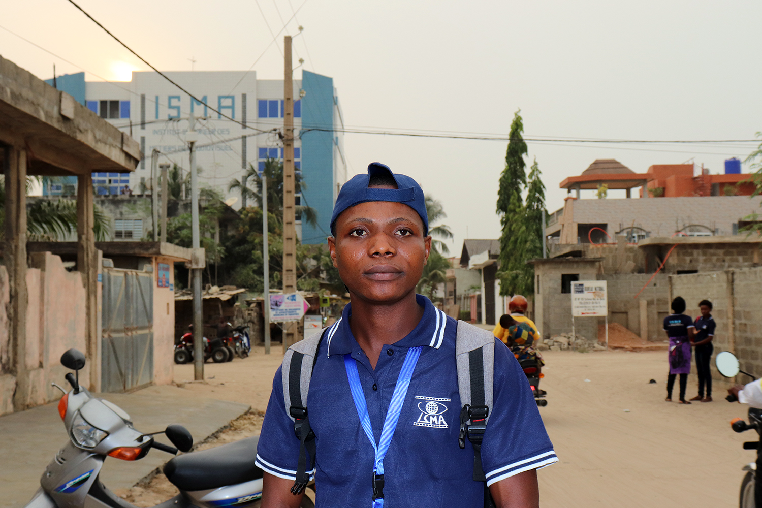 Denis ZANU est étudiant de première année de journalisme. Il utilise les réseaux sociaux pour être connecté avec le monde