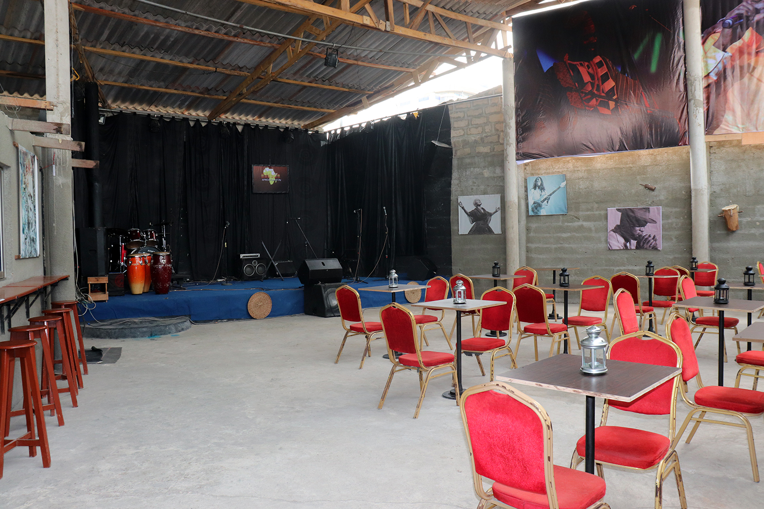 La scène d’Africa Soundcity. Sur les murs, on retrouve les photos des musiciens béninois les plus célèbres. 