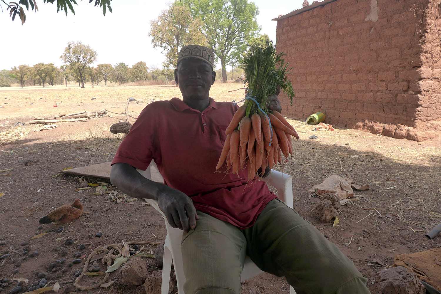 Impossible de repartir les mains vides. Khalifa WATARA offre à l’envoyée spéciale des globe-reporters des carottes qu’il cultive. Elles sont très bonnes !