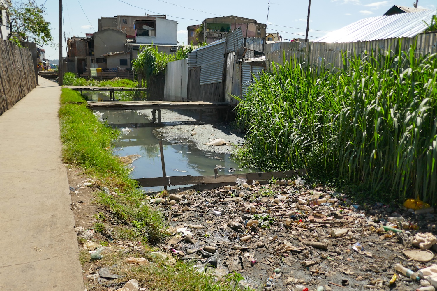Dans les rues d’Antananarivo, les ordures se retrouvent dans les caniveaux. Touv affirme qu’il faut sensibiliser la population pour que ces habitudes évoluent © Globe Reporters