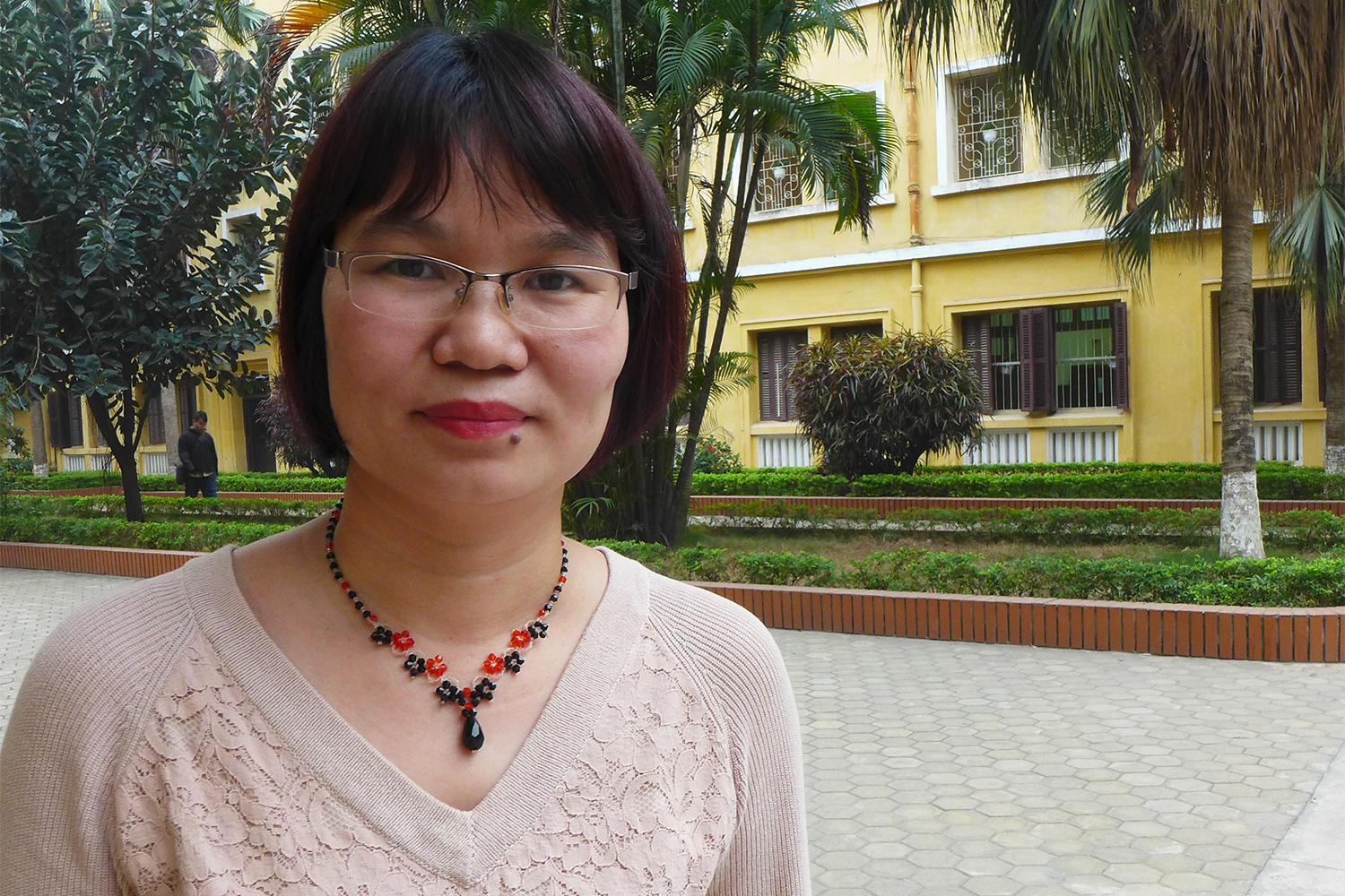 Quynh Huong Do devant le département de français de l’université de Hanoi.
