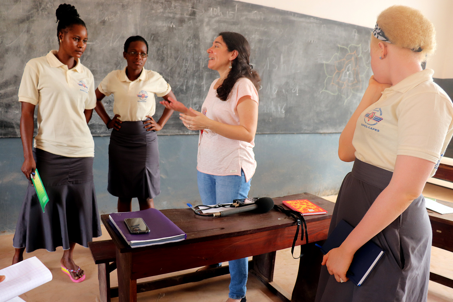 L’interview avec Renauld GBETOWENONMON a lieu dans une salle de classe inoccupée. Tatiana est en compagnie d’un groupe d’étudiants de l’École Normale Supérieure, tous volontaires, pour répondre globe-reporters. 