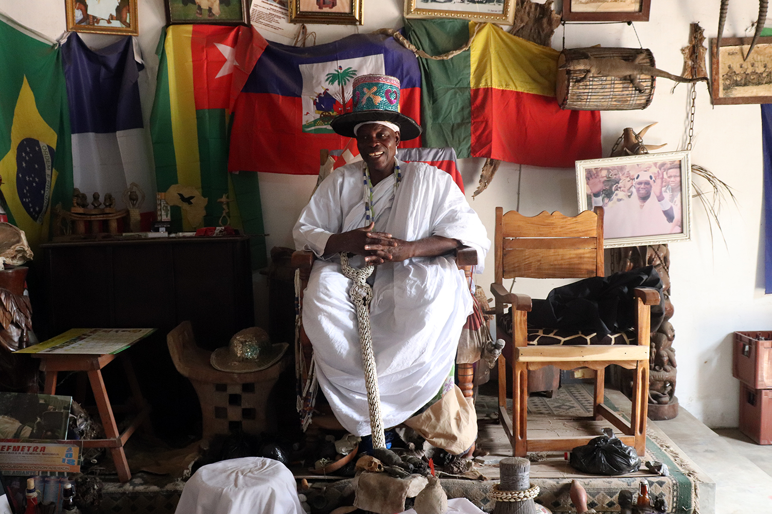 Sa Majesté porte une canne faite de coquillages qui étaient la première monnaie connue au Benin