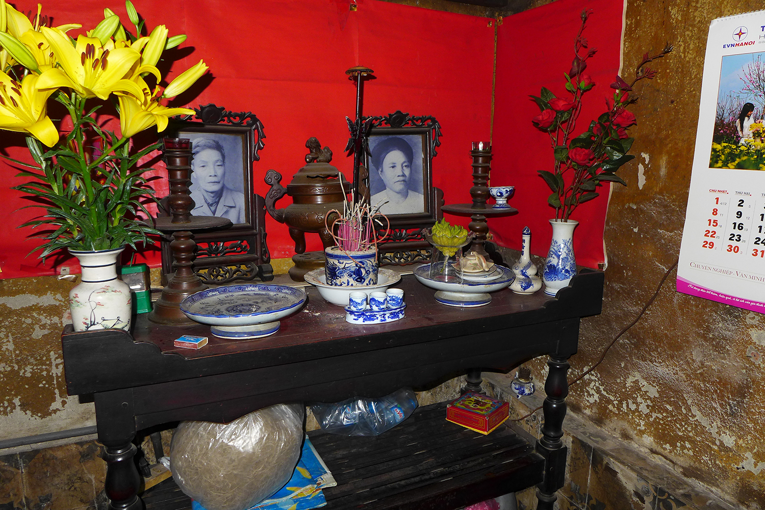 Un autel des ancêtres est dressé, avec des offrandes. Il n’est pas rare de voir cela dans les restaurants vietnamiens : les ancêtres doivent manger avant les vivants.