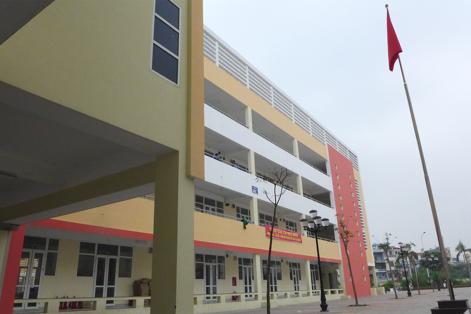 Le lycée accueille 1600 élèves.
