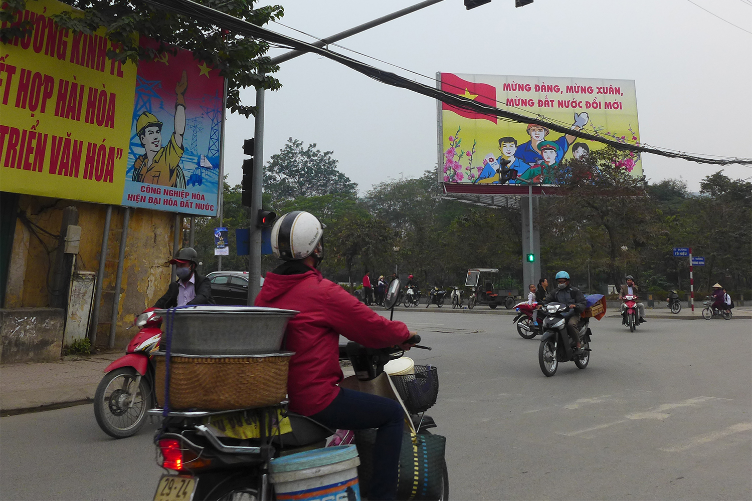 La plupart des Vietnamiens n’ont pas de voiture et se servent de leur scooter pour transporter des marchandises, faire des courses.Voilà pourquoi on voit tant de scooters très chargés !