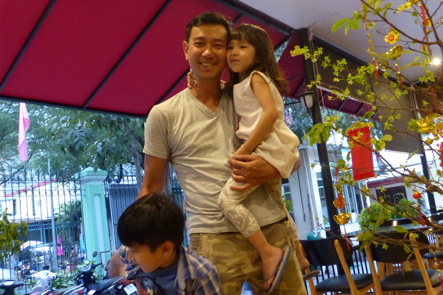 Stéphane, mon guide à Saigon, est venu assister au spectacle de marionnettes sur l’eau avec ses deux enfants.