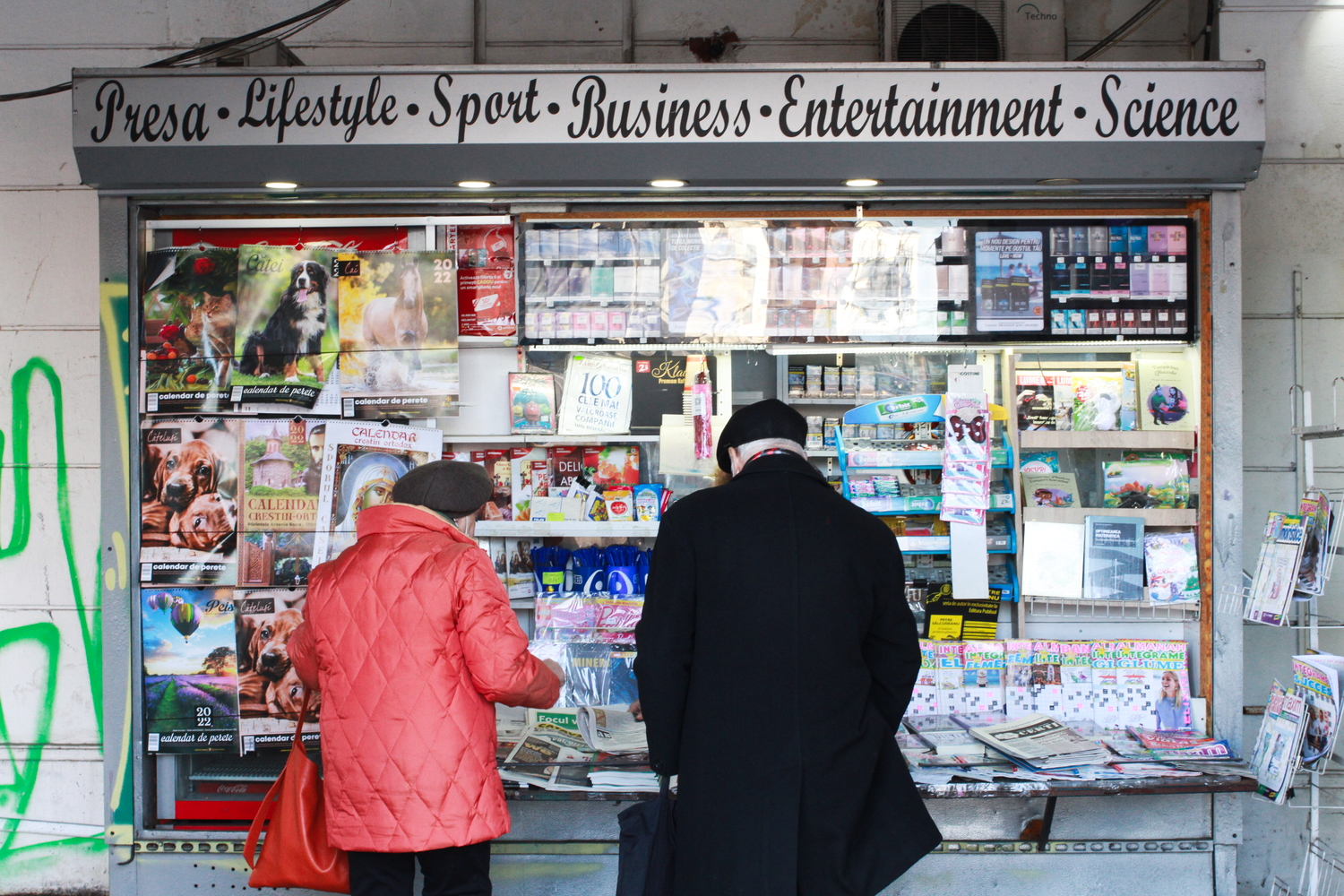 Un kiosque à journaux sur la Place Romaine. © Globe Reporters