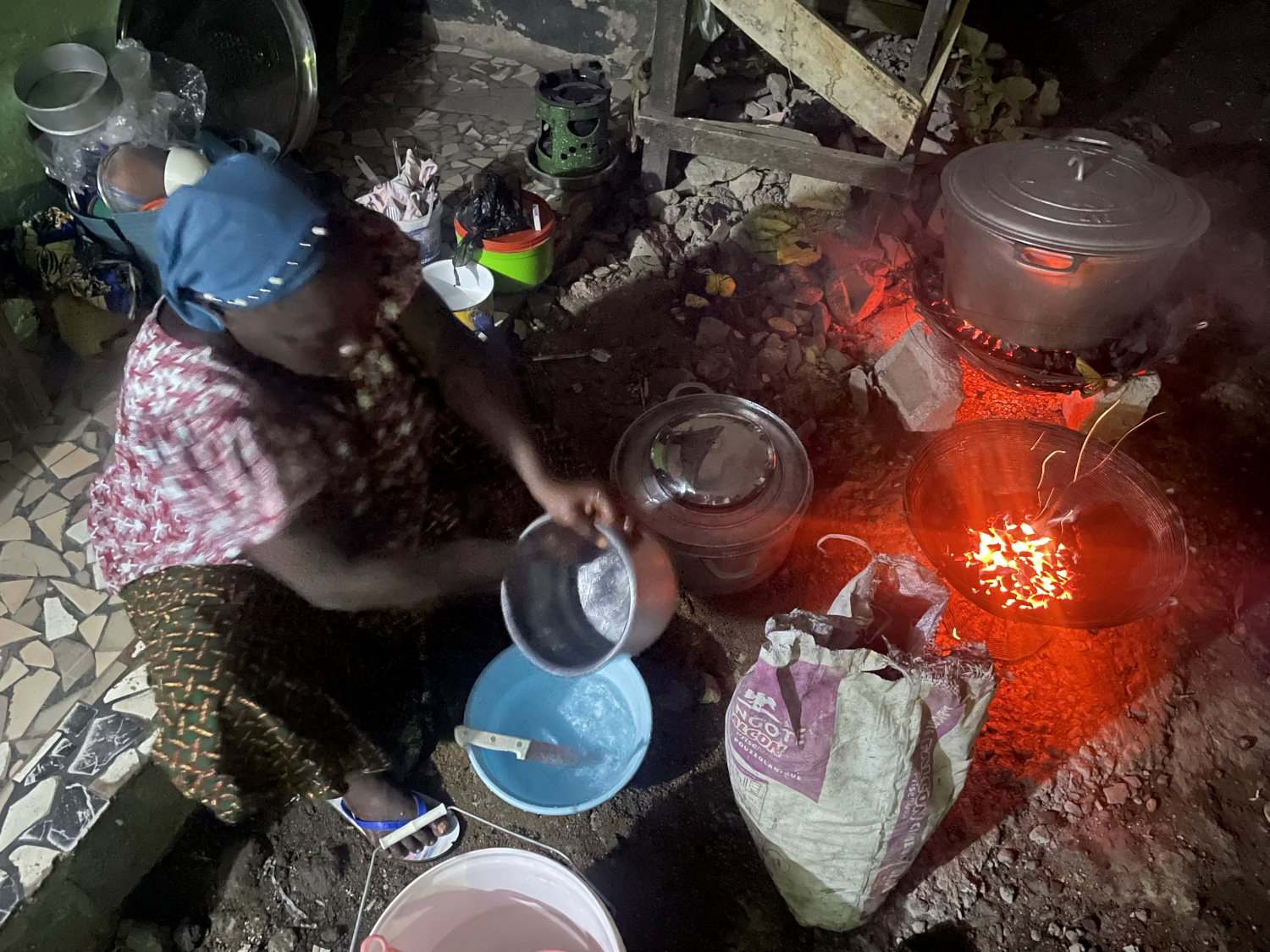 À 6h, tous les matins, Adidjah commence la préparation de ses beignets, ses haricots et sa bouillie au maïs © Globe Reporters