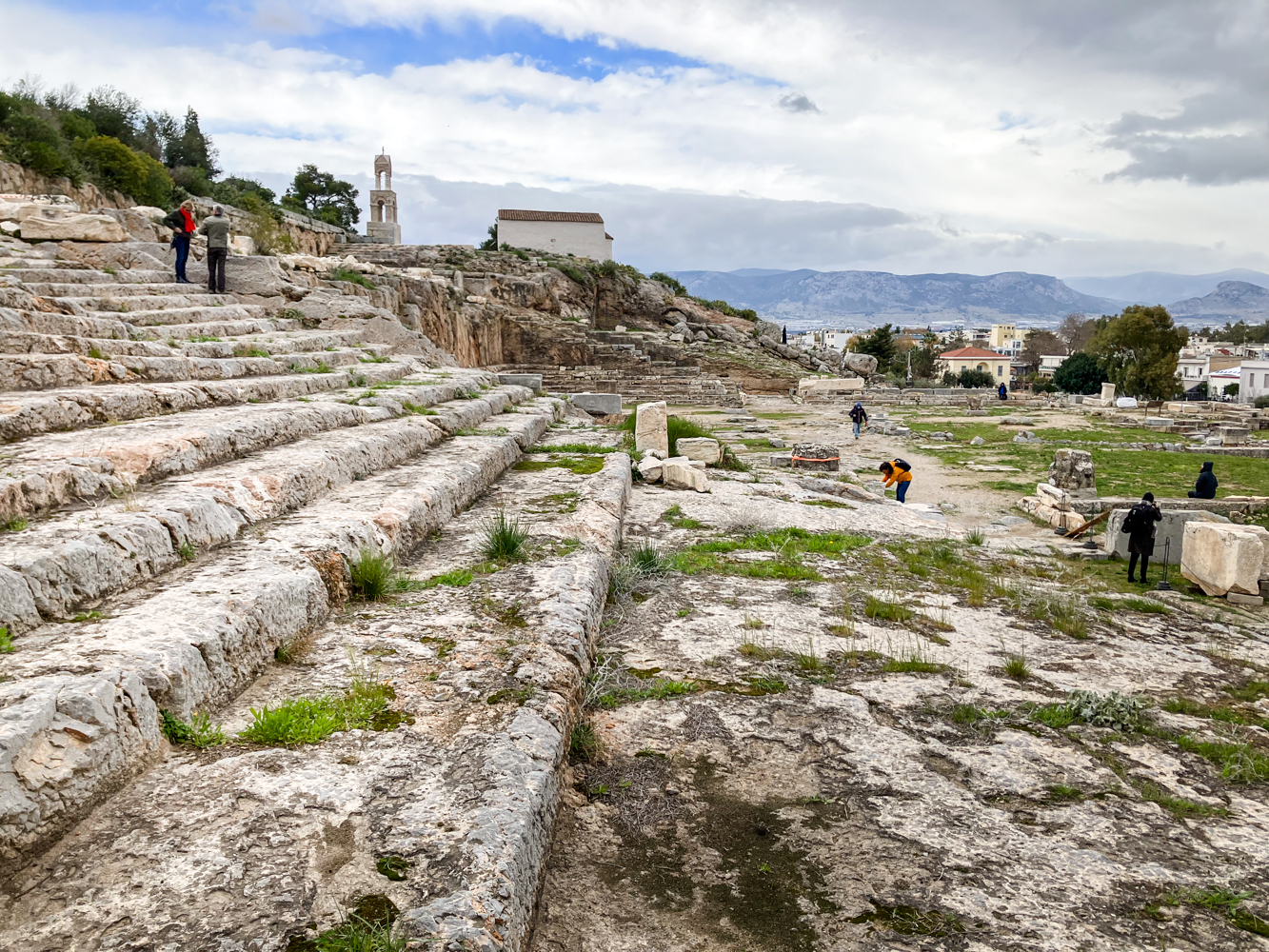Ruines de l’antiquité sur le site archéologique d’Éleusis © Globe Reporters