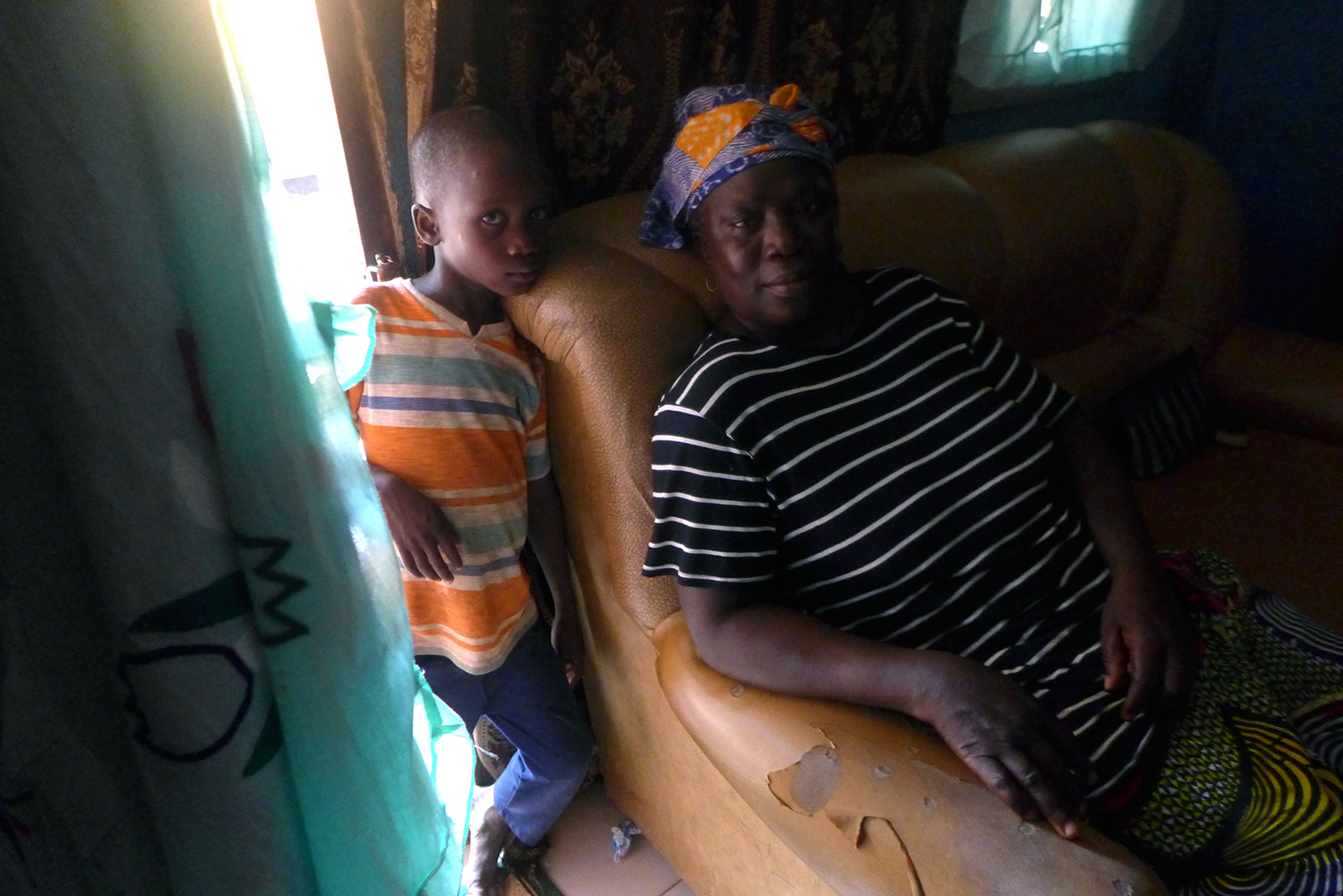 Aïssata COMPON chez elle à Koulaboui avec Lamine Keita, un de ses fils. 