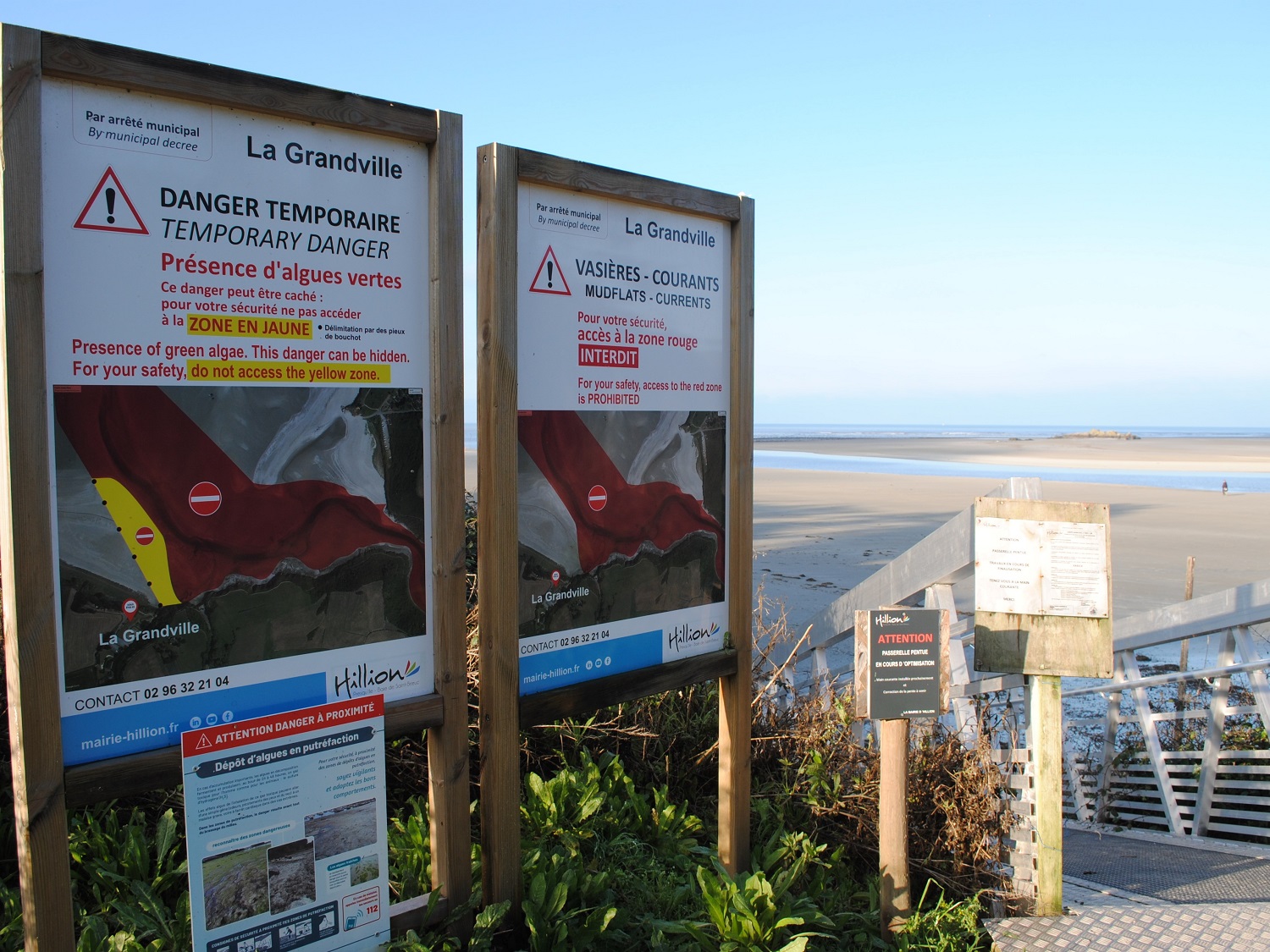 Dans le village d’Hillion, à l’entrée des plages (ici celle de la Granville), des panneaux avertissent les promeneurs du danger : il ne faut pas marcher dans les zones où les tas d’algues vertes 