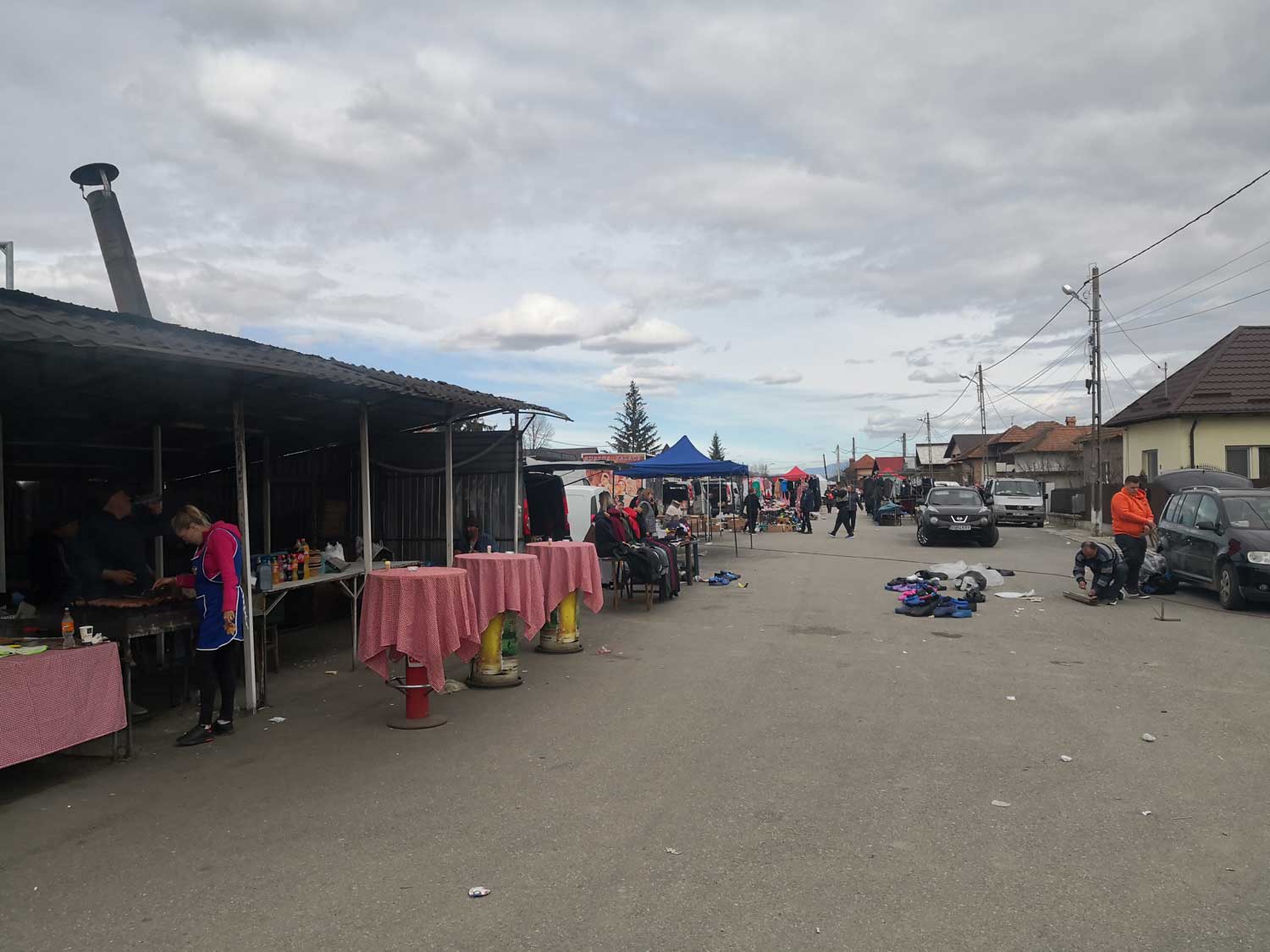 Pas beaucoup de monde en ce dimanche matin de marché à Stâlpeni © Globe Reporters