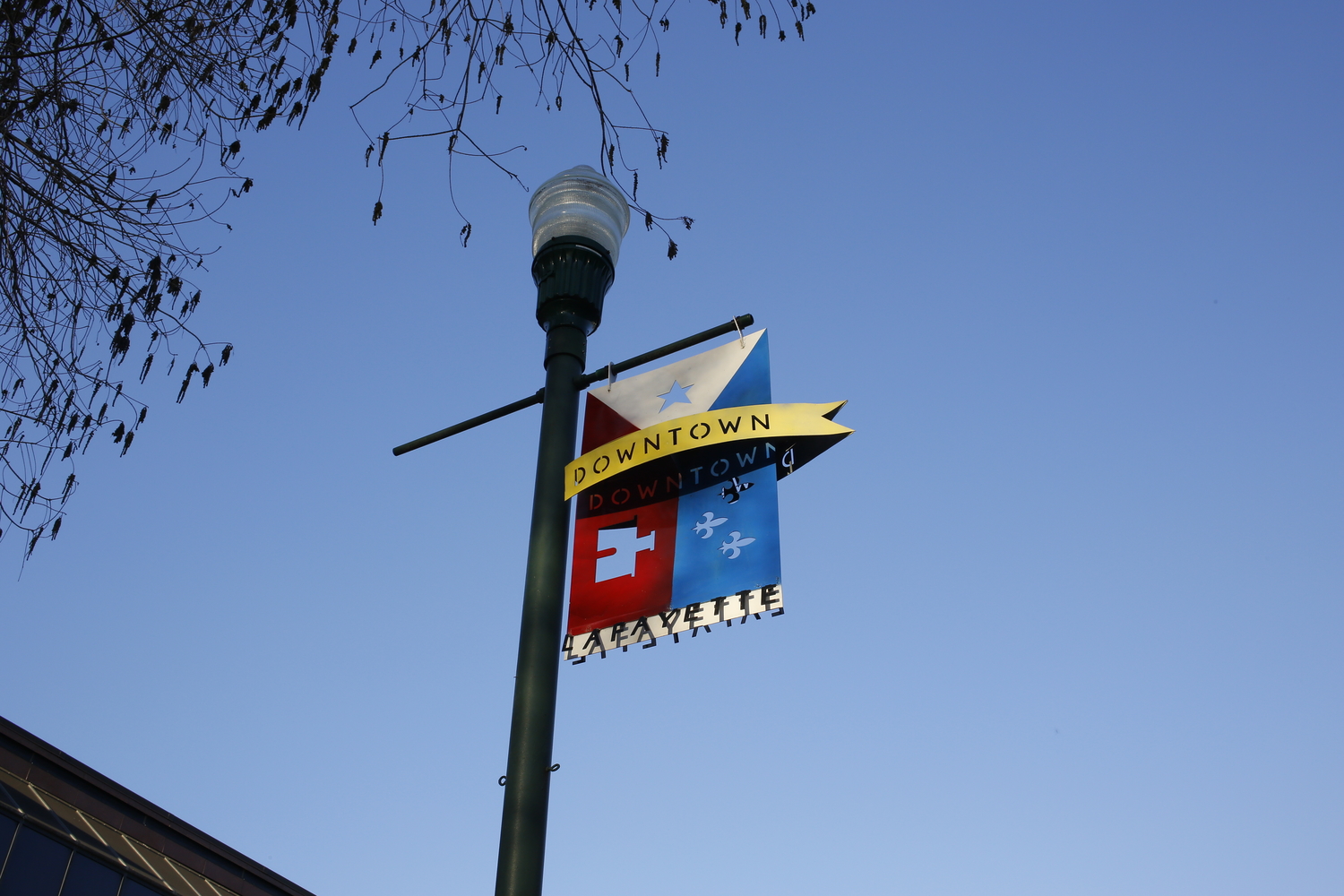 Le drapeau de l’Acadiane : l’étoile est le symbole de l’Acadie, la fleur de lys, du lien avec la France, et la forteresse de la Louisiane espagnole © Globe Reporters