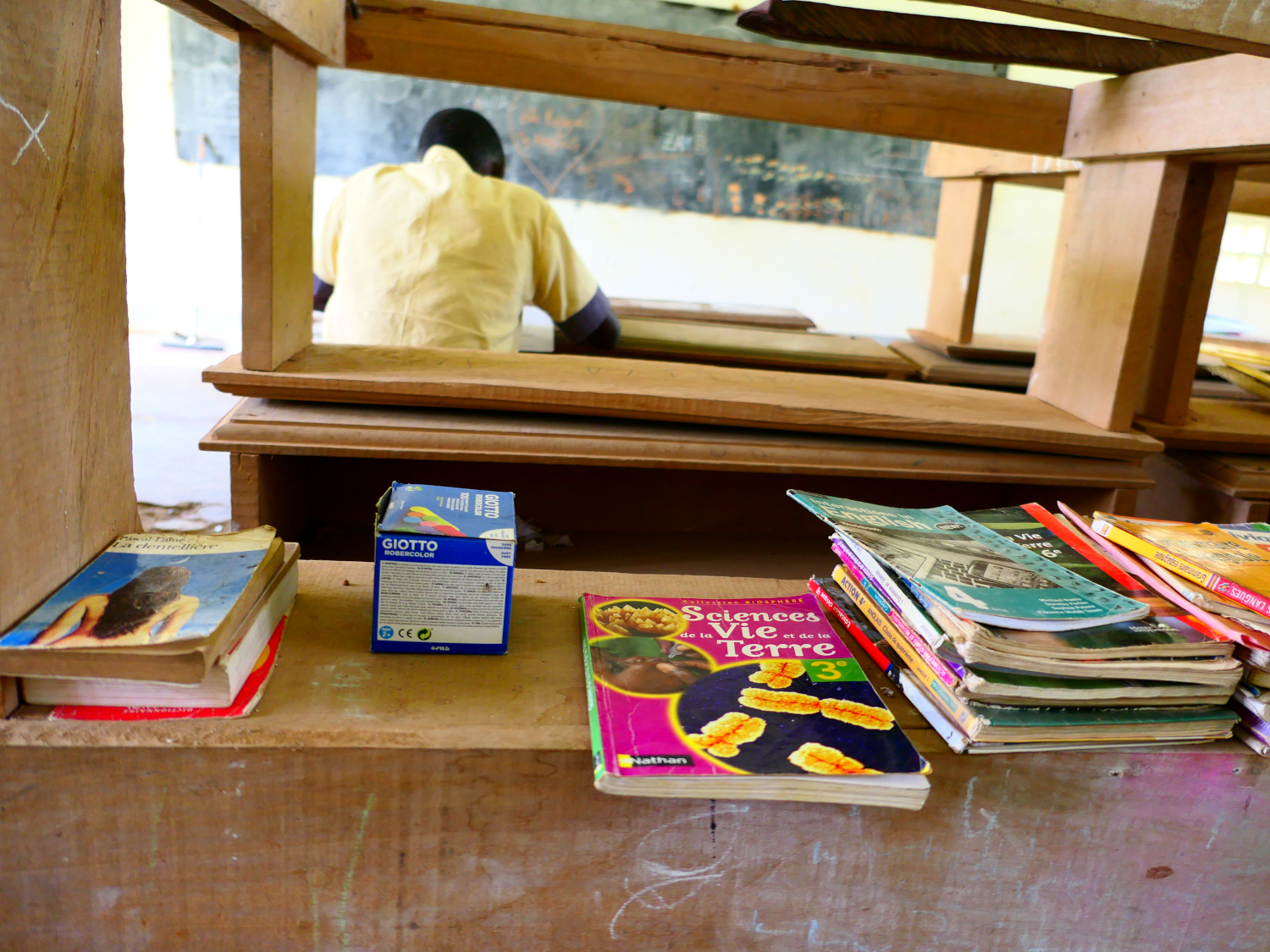 Une partie de la maigre bibliothèque du collège d’Ebodjé © Globe Reporters