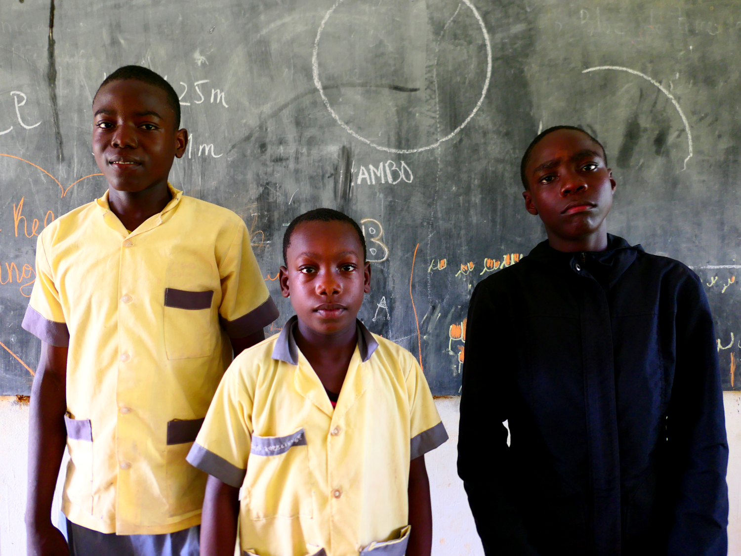 Arthur, Aurélien, Junior, élèves de 5ème et de 4ème au collège d’Ebodjé © Globe Reporters