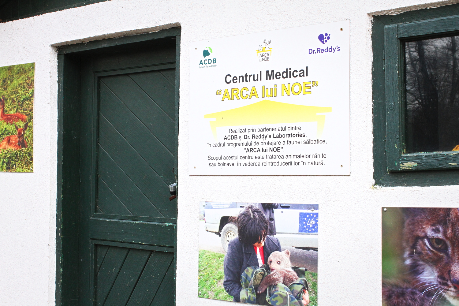 Affichage à l’entrée du petit bâtiment qui sert de bureau et de cabinet vétérinaire. © Globe Reporters