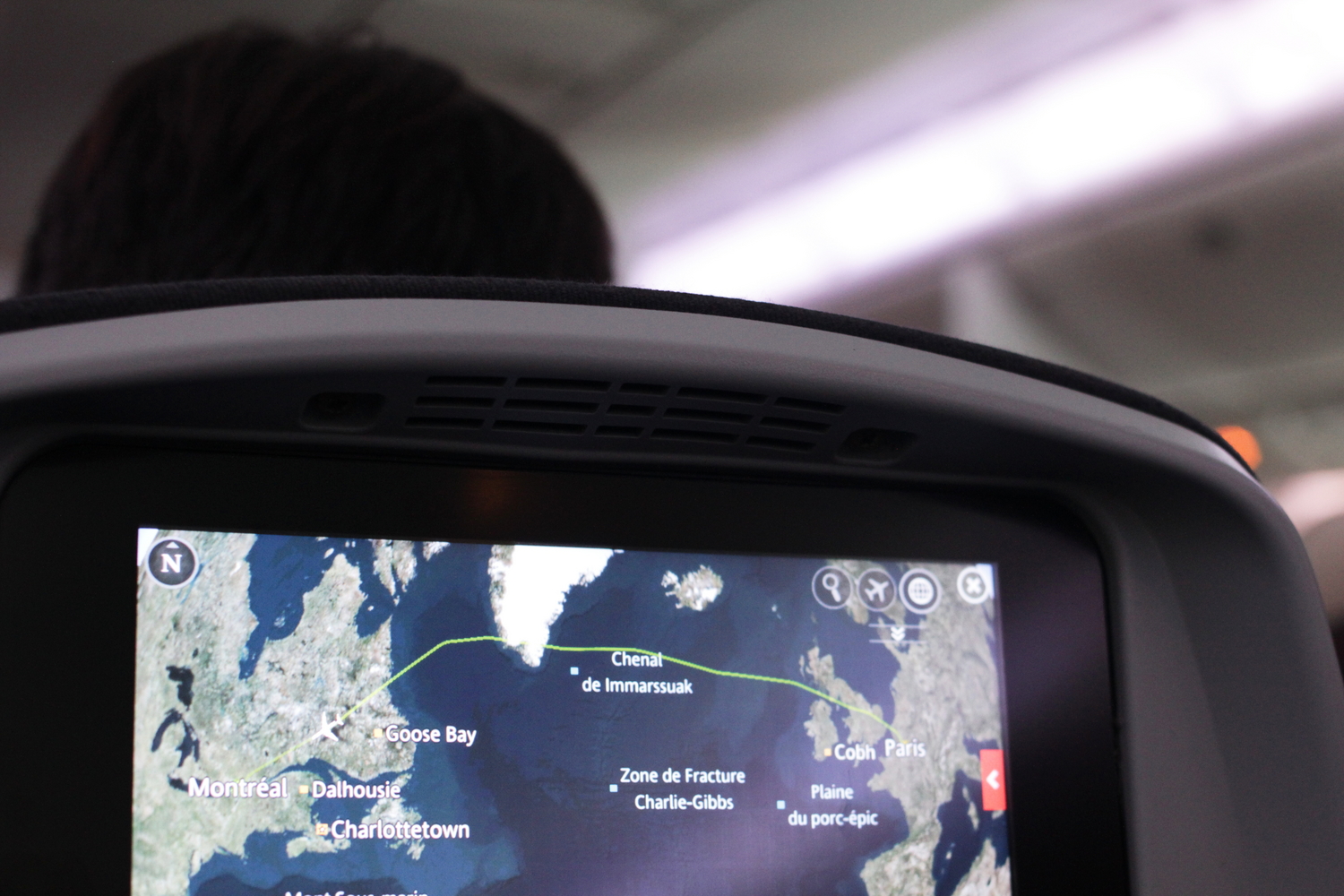 Sur l’écran devant le siège, on peut regarder des films, mais aussi voir le trajet de l’avion © Globe Reporters