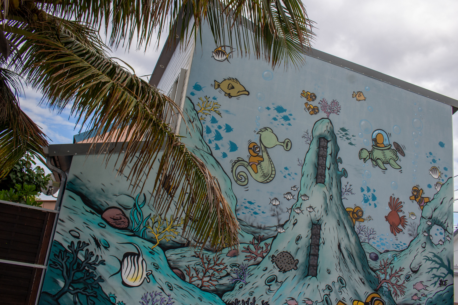 L’univers marin est une grande source d’inspiration pour les artistes locaux. Ici, les Gouzous du street-artist Jace s’affairent dans l’océan © Globe Reporters