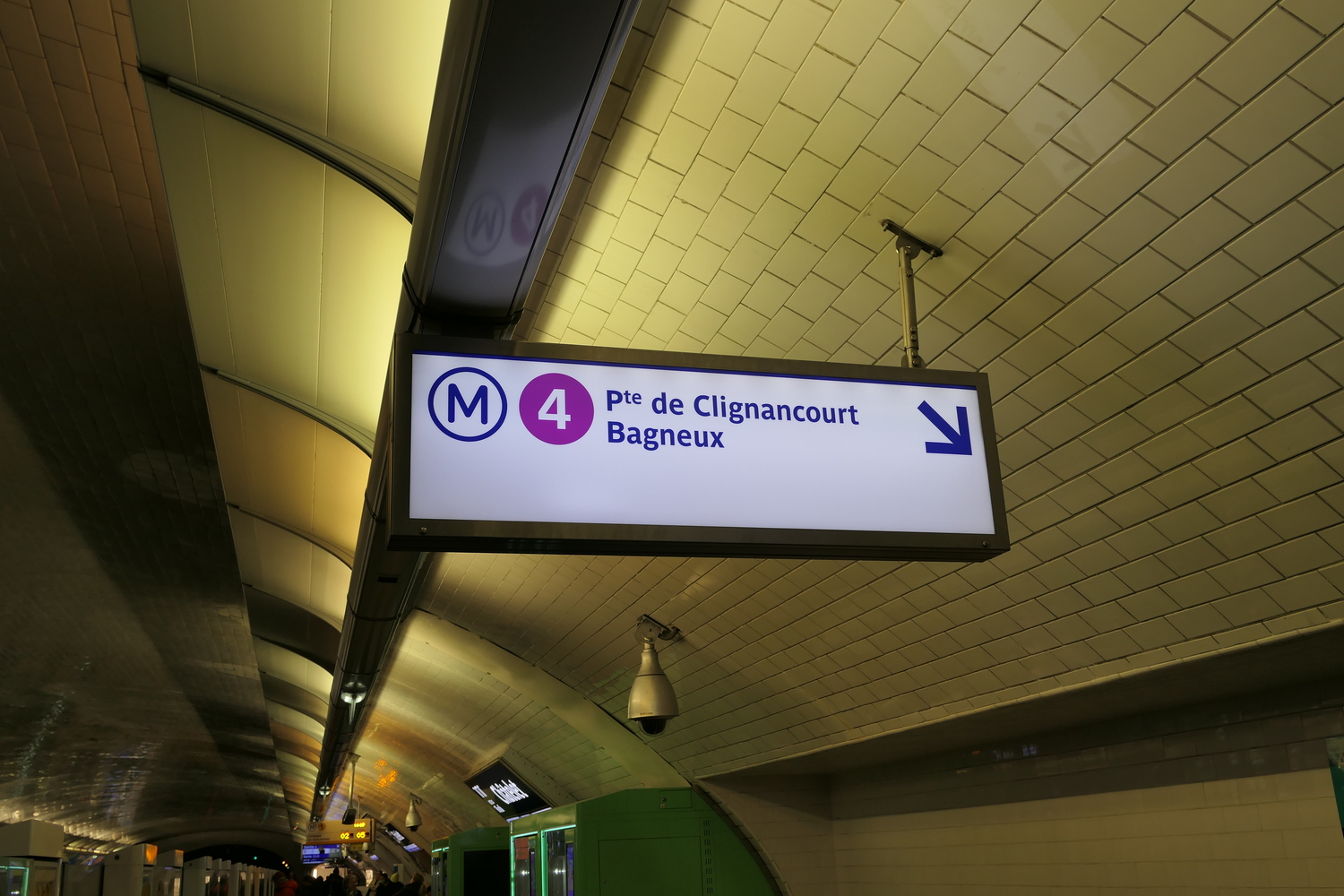 La journaliste change de train à Châtelet pour prendre la ligne 4 jusqu’à Saint-Placide, c’est une coïncidence, mais c’est aussi l’arrêt de métro de l’école Littré © Globe Reporters