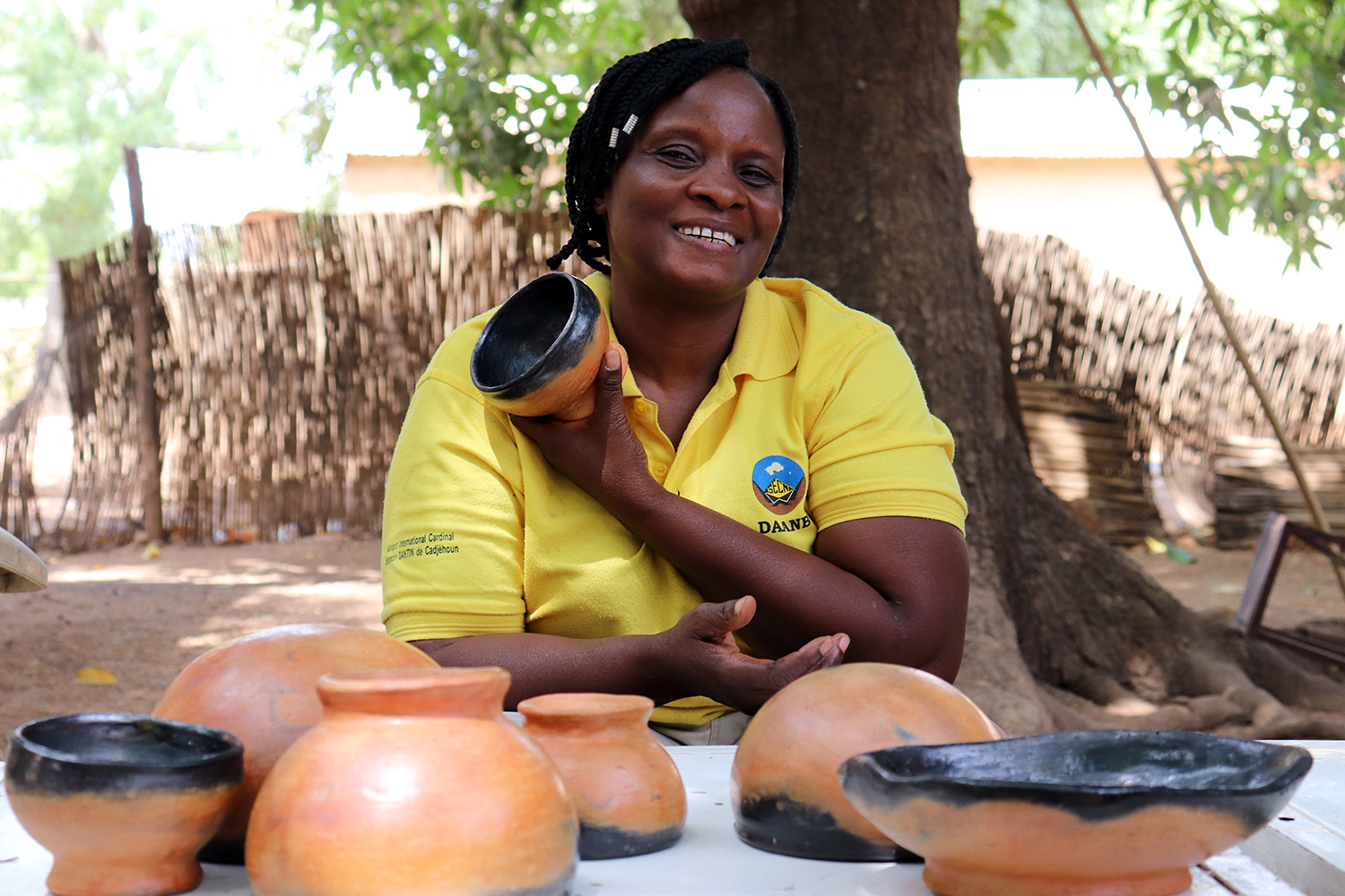 Au sein de l’Association Art Culture Tourisme, les femmes modernisent la poterie et l’artisanat traditionnel pour mieux les vendre aux touristes. 