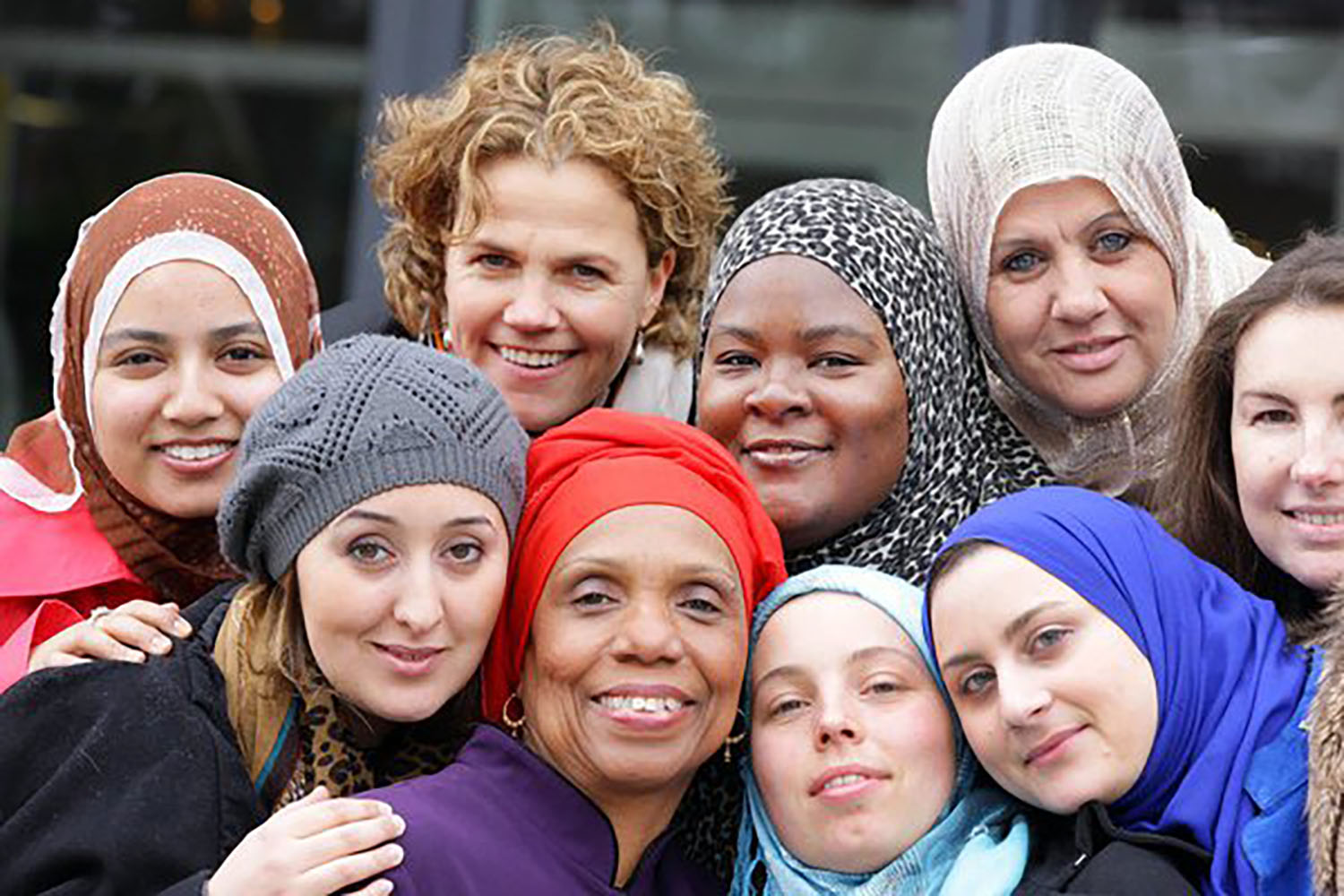 L’ENAR a publié un rapport sur les discriminations faites aux femmes musulmanes en Europe. Ce rapport est issu de huit rapports nationaux (Allemagne, Belgique, Danemark, France, Italie, Pays-Bas, Royaume-Uni et Suède), basés sur des recherches et des entretiens. Téléchargez le communiqué de presse de l’association à ce sujet et regardez la vidéo sur leur site (en anglais)
