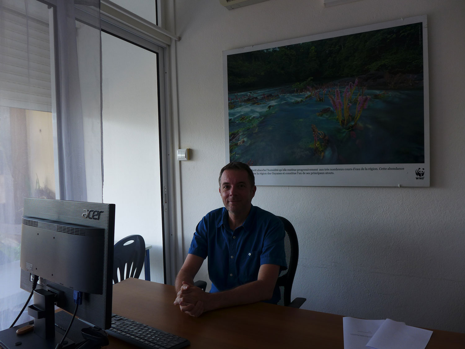 Laurent KELLE, directeur du WWF Guyane, dans son bureau prêt pour l’interview.