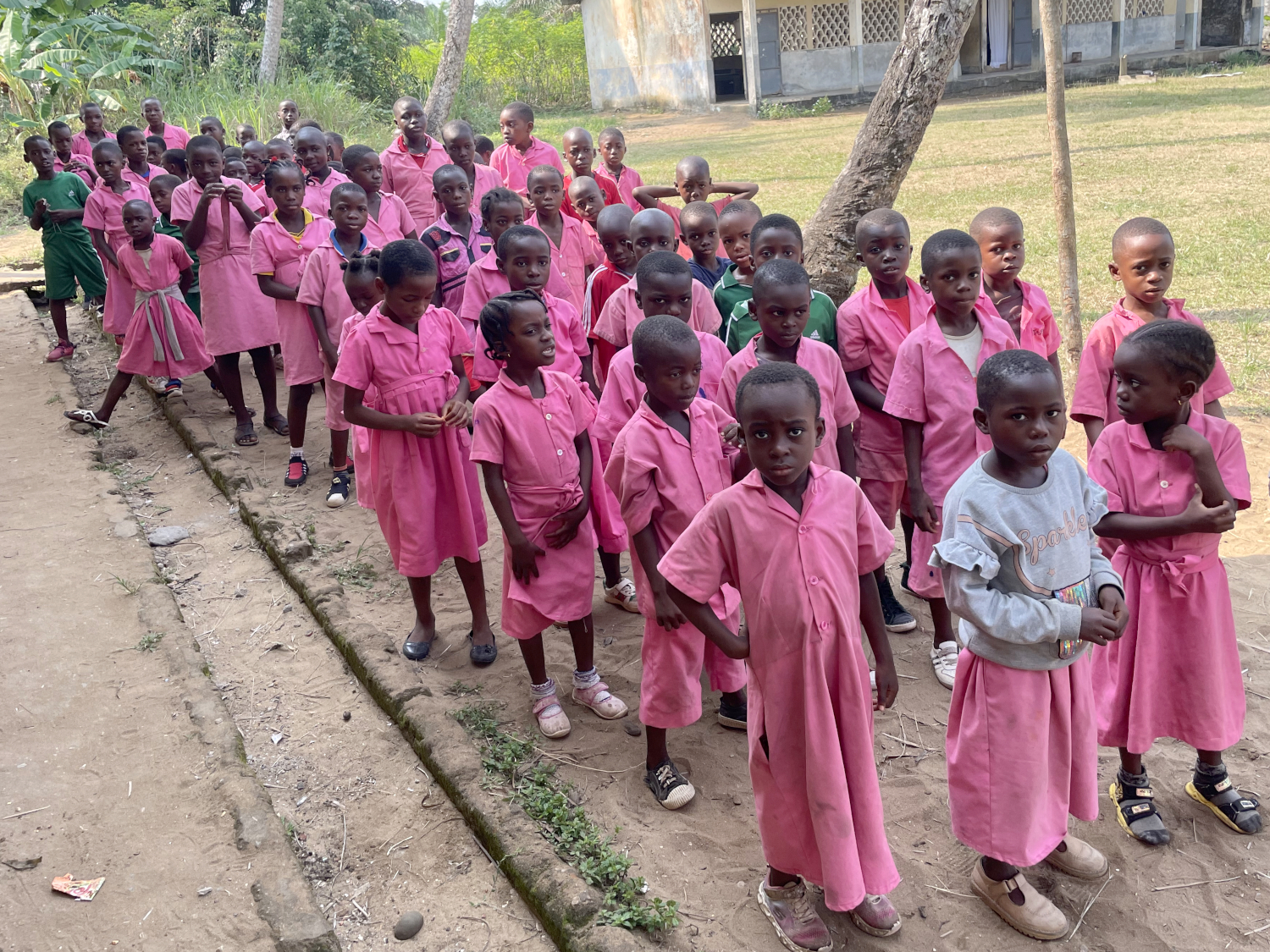 Les élèves de l’école primaire d’Ebodjé s’entraînent à défiler en prévision de la fête de la jeunesse camerounaise le 11 février © Globe Reporters